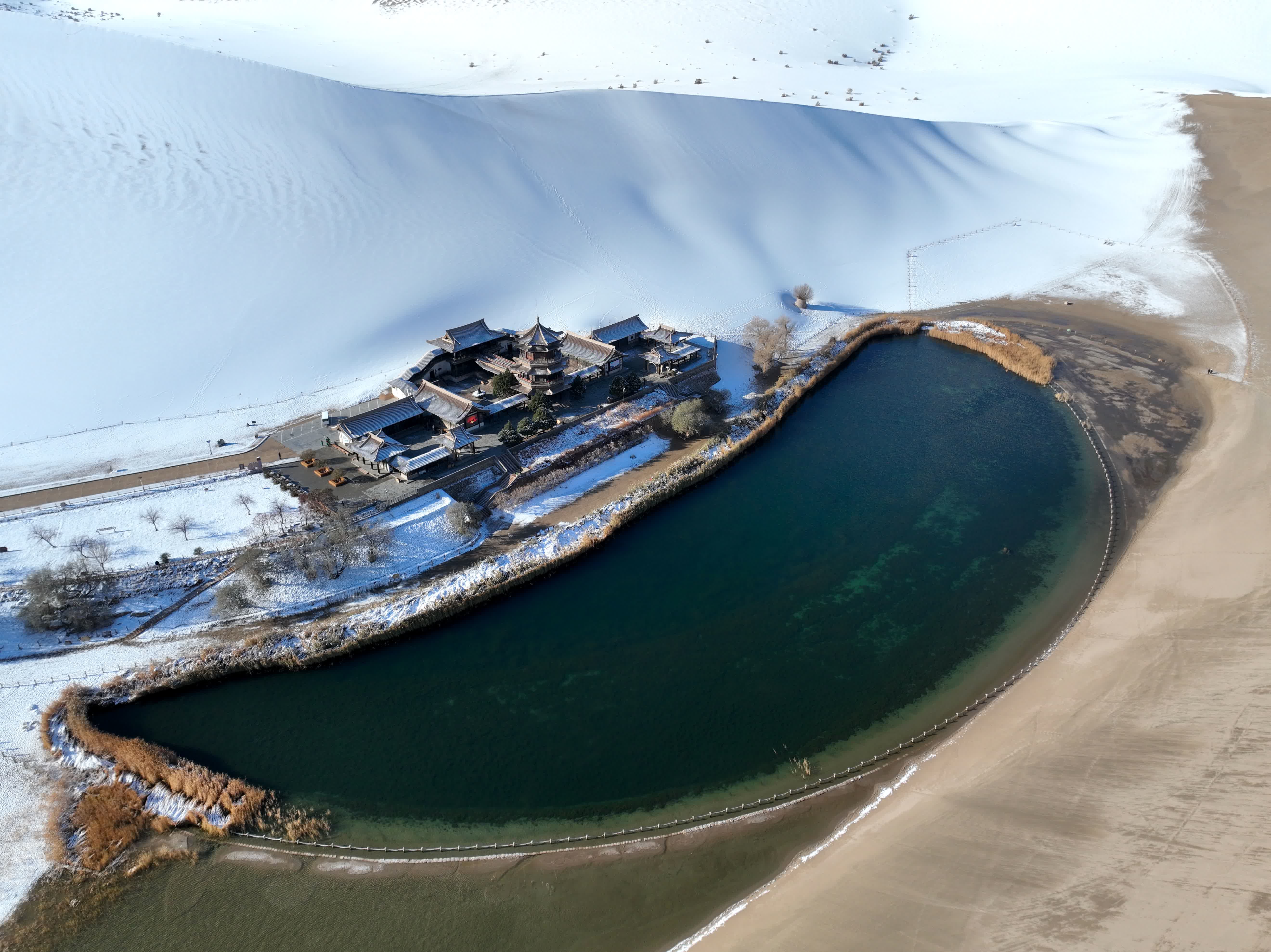 這是11月15日拍攝的鳴沙山月牙泉景區雪景（無人機照片）。（  新華社）