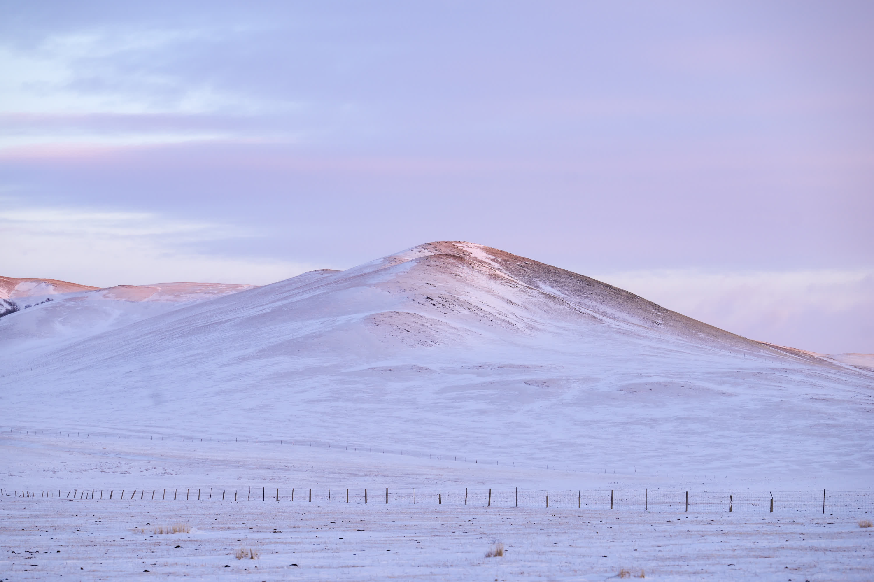 這是11月16日拍攝的被白雪覆蓋的烏珠穆沁草原。（新華社）