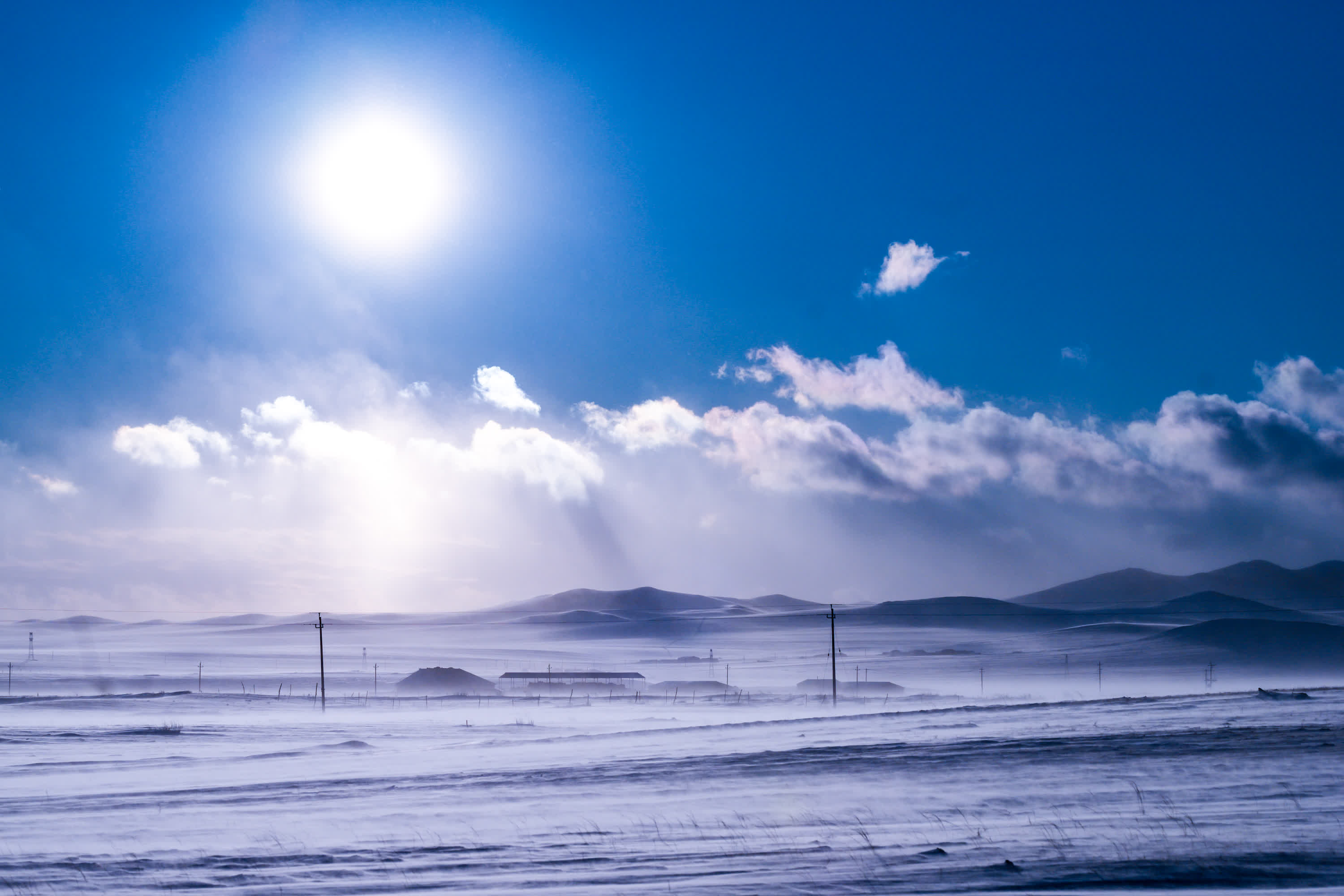 11月16日，大風捲起雪粒在烏珠穆沁草原上漫天飛舞。（新華社）