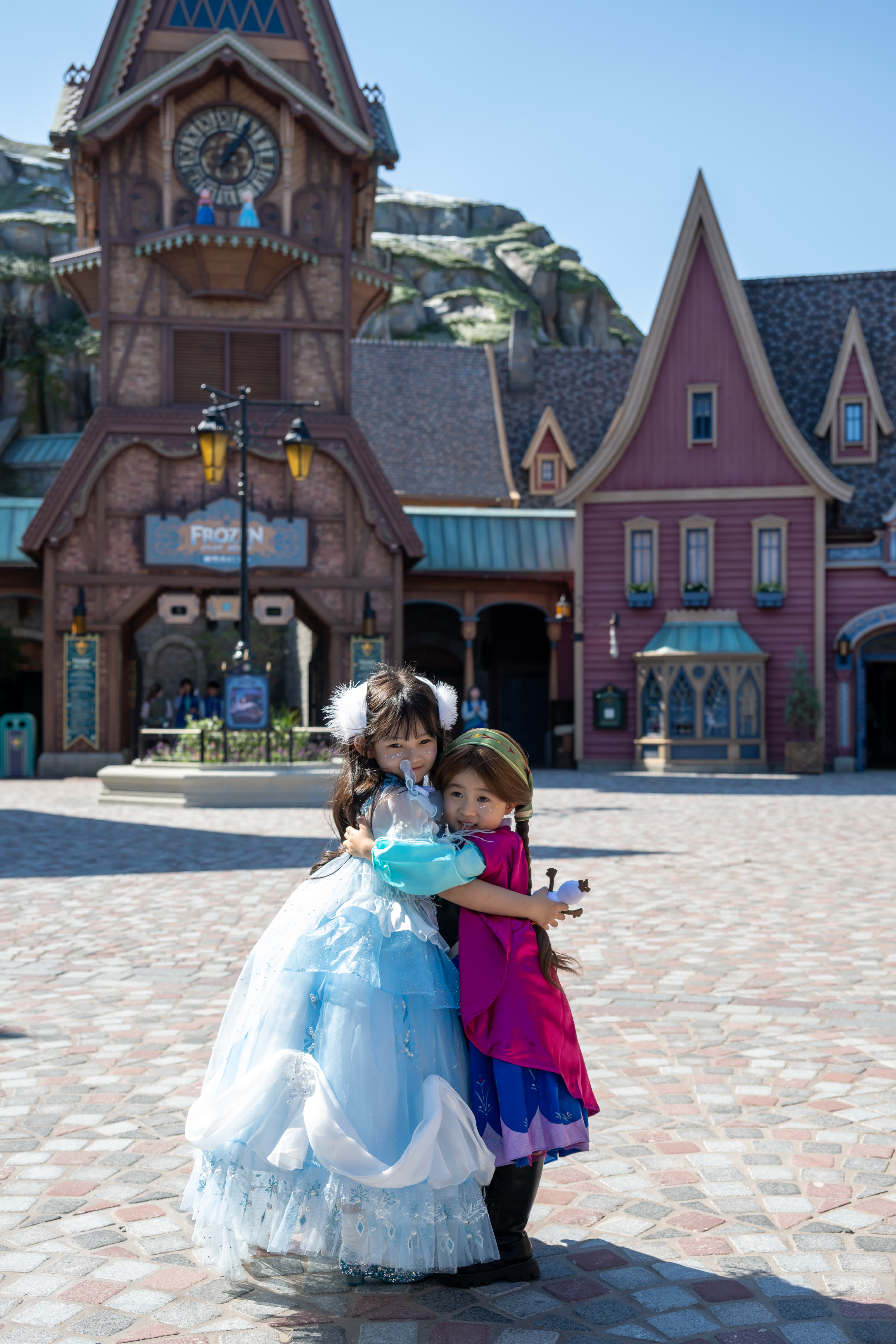 11月15日，兩名兒童扮成「安娜」和「艾莎」在香港迪士尼樂園《冰雪奇緣》主題園區——「魔雪奇緣世界」拍照。（新華社）