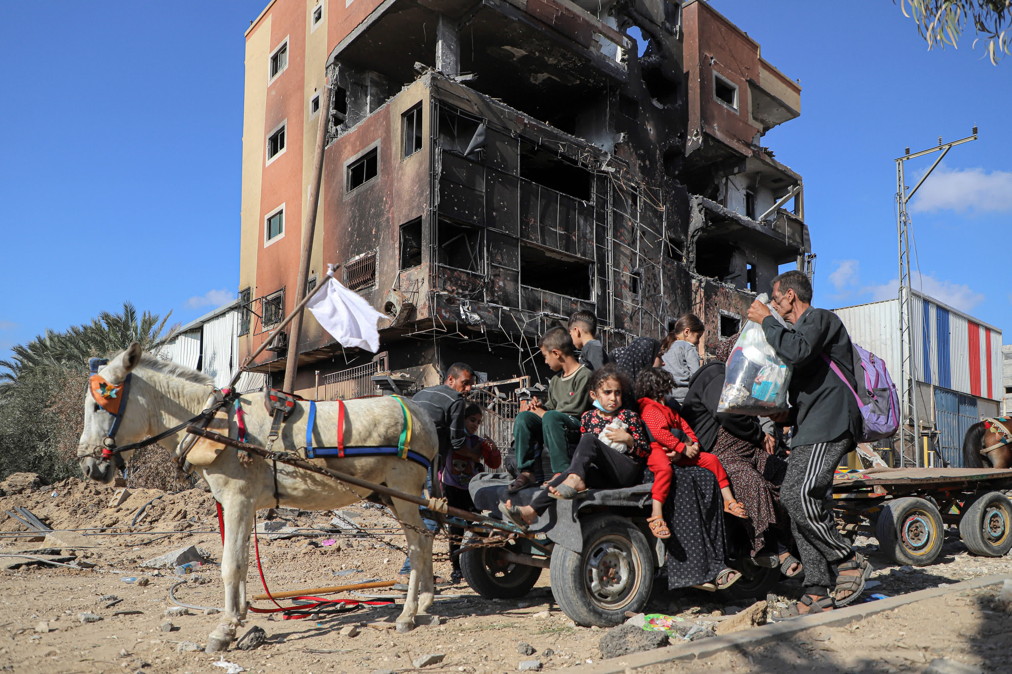 11月18日，在加沙地帶南部地區，巴勒斯坦人向南遷移。（新華社）