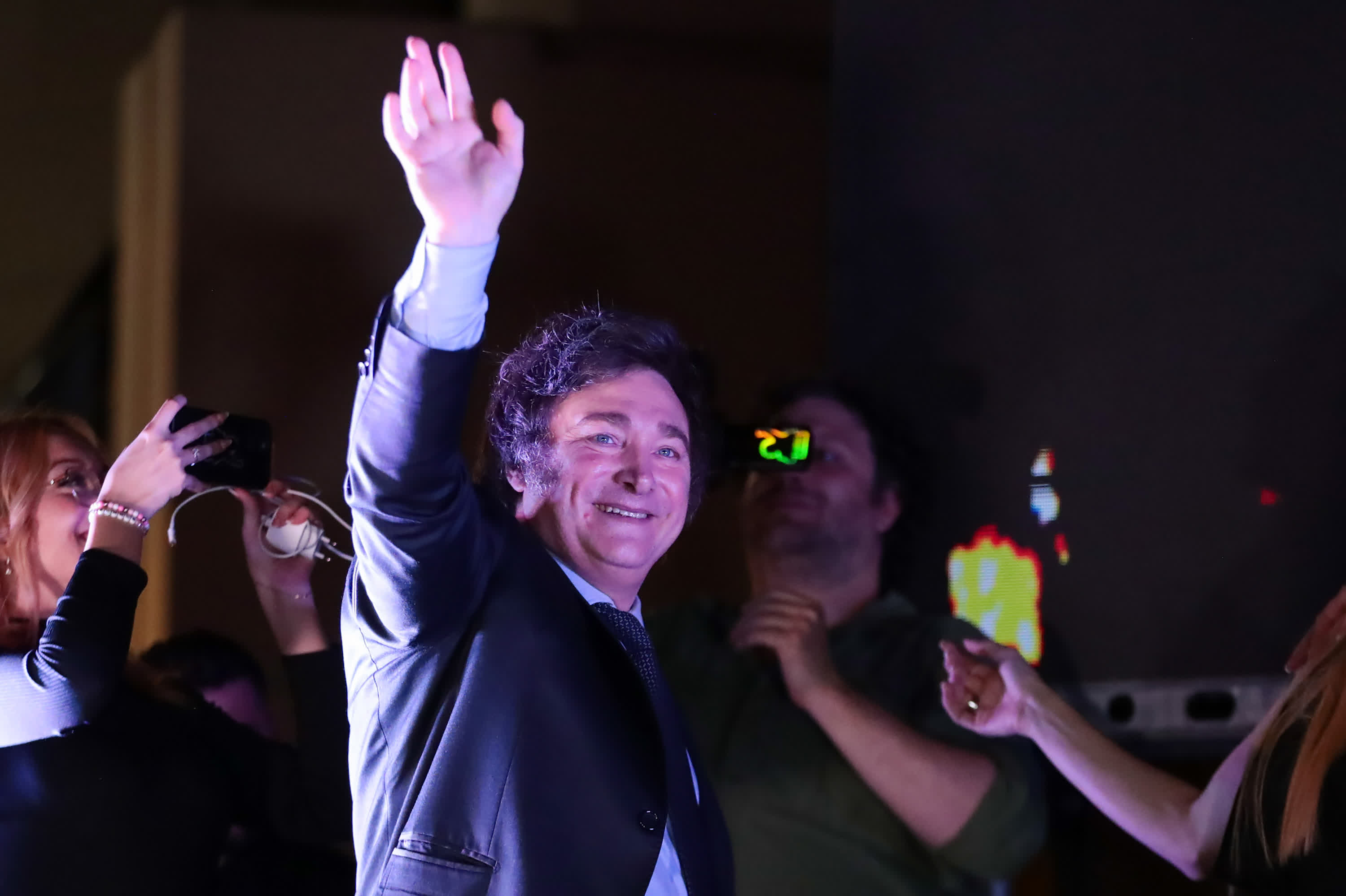 11月19日，阿根廷極右翼選舉聯盟「自由前進黨」候選人米萊在首都布宜諾斯艾利斯的競選總部外向民眾致意。（新華社）