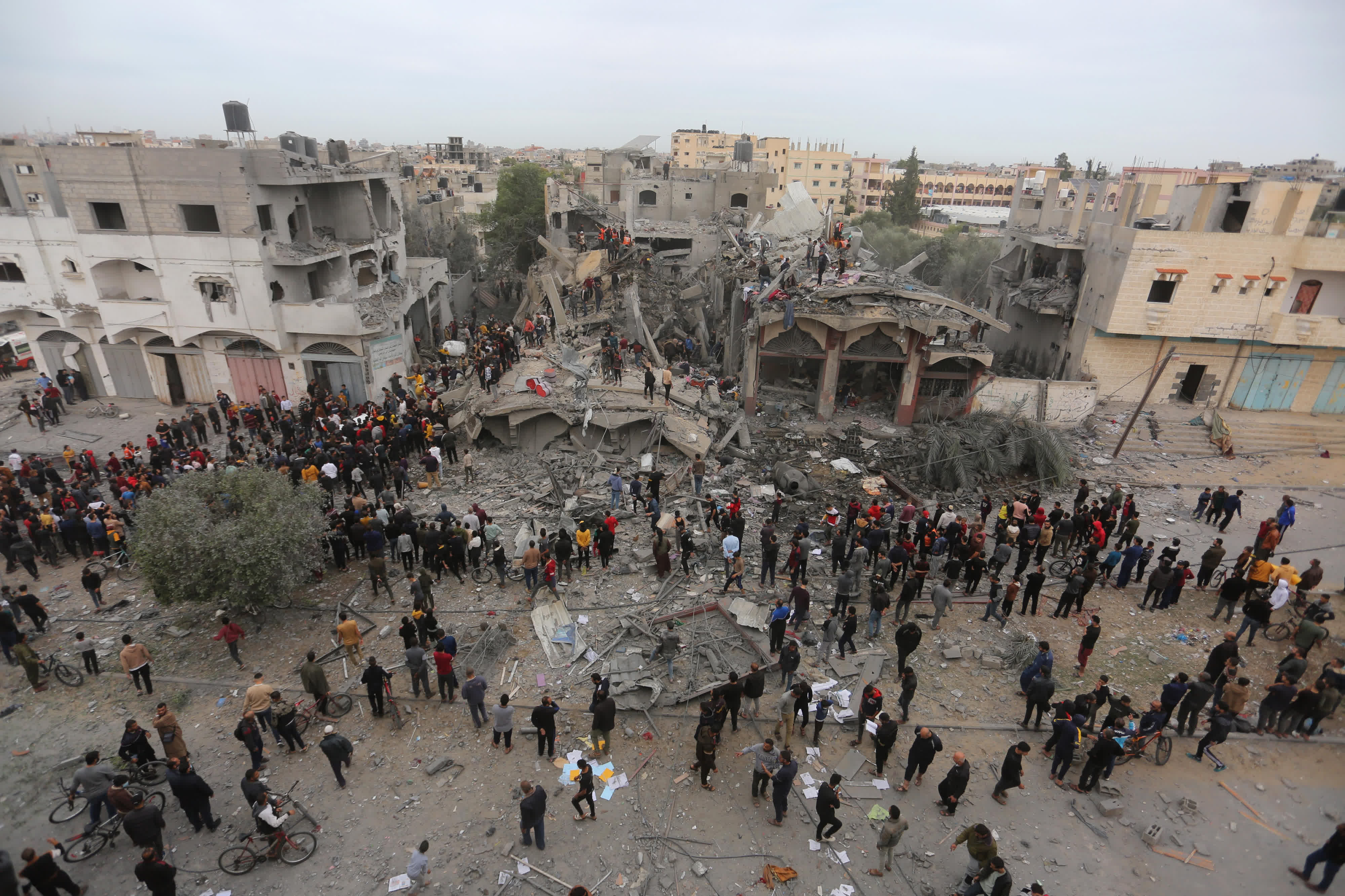   11月22日，人們在加沙地帶南部城市拉法的建築廢墟上實施救援。（新華社）