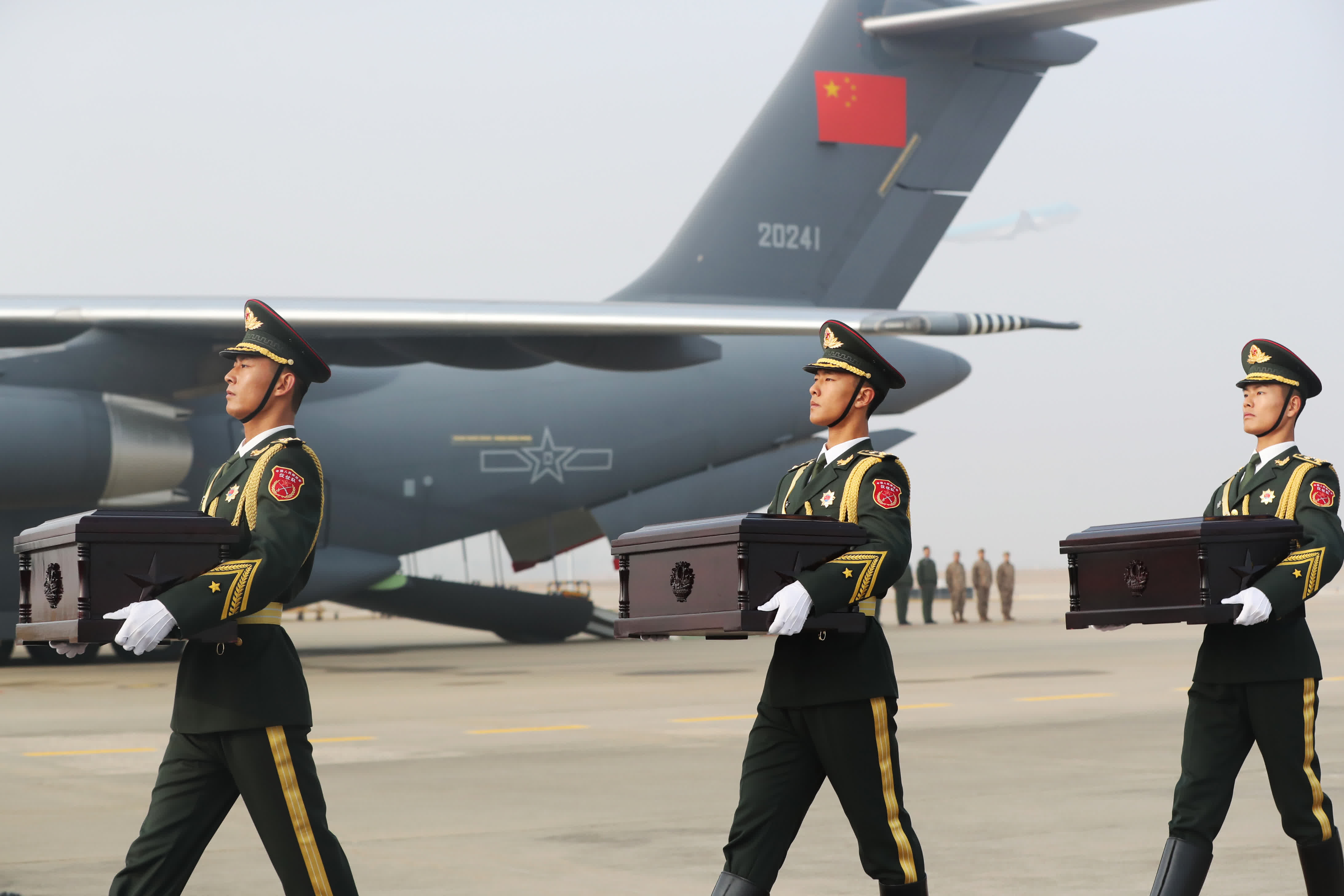  11月23日，在韓國仁川國際機場，中國人民解放軍禮兵準備護送烈士棺槨登上解放軍空軍專機。（新華社）