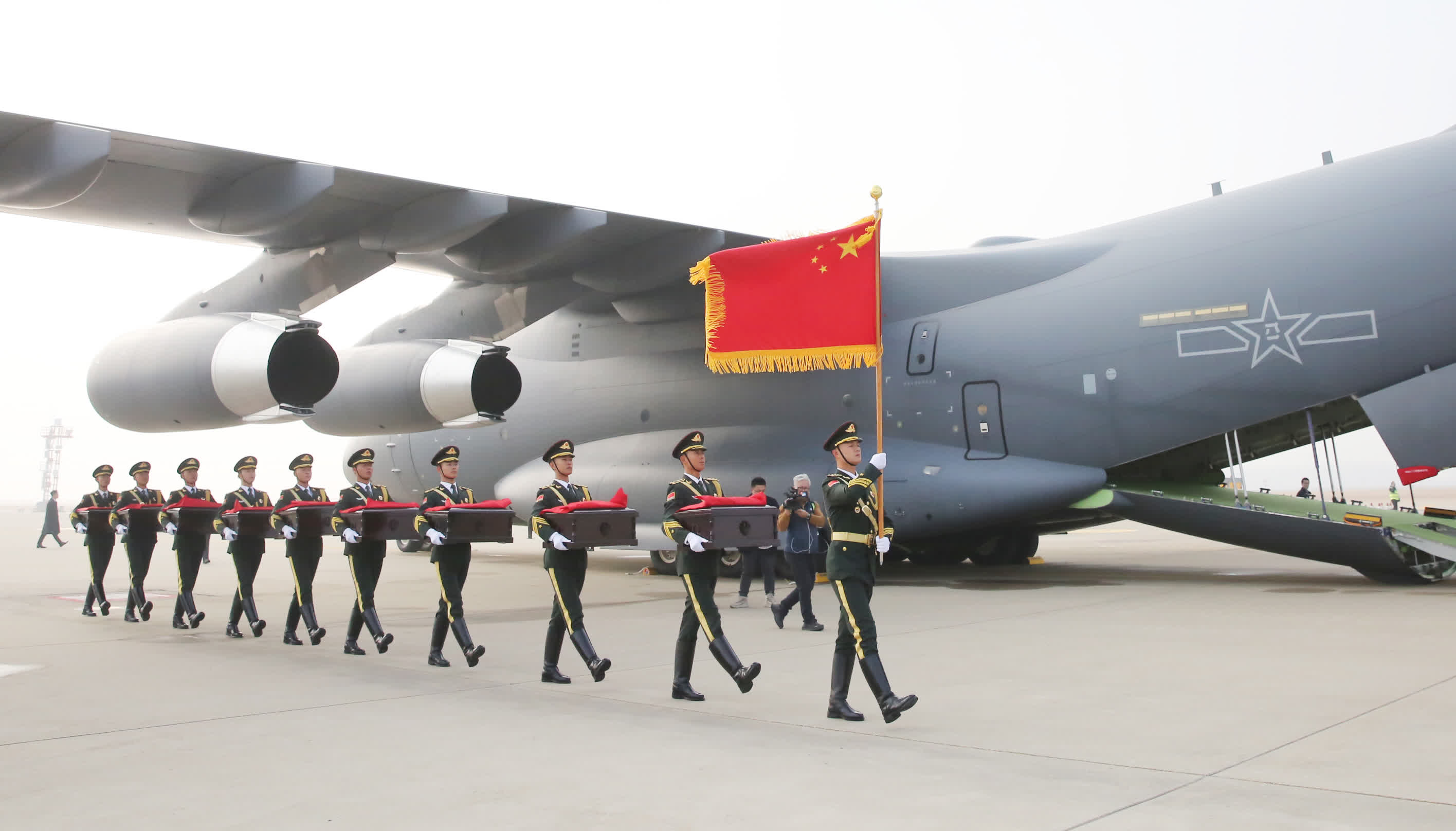 11月23日，在韓國仁川國際機場，中國人民解放軍禮兵準備護送烈士棺槨登上解放軍空軍專機。（新華社）