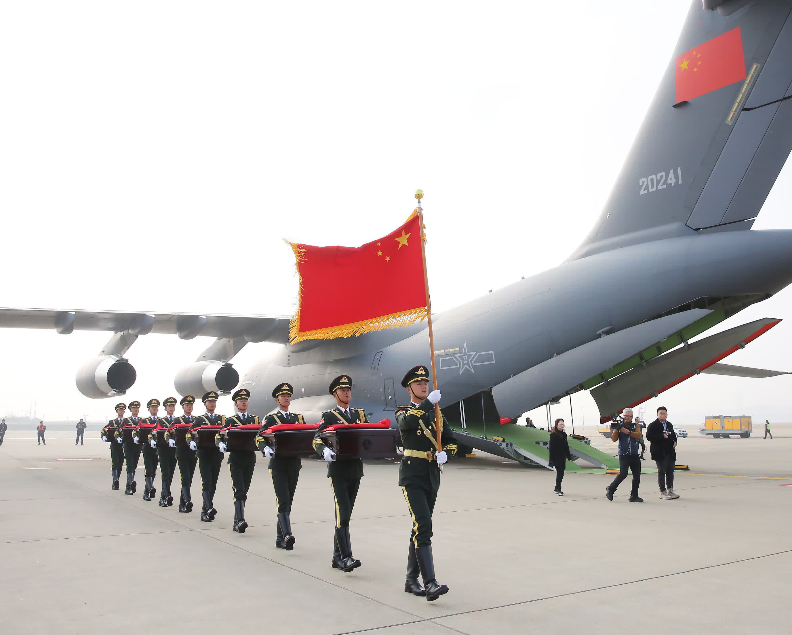   11月23日，在韓國仁川國際機場，中國人民解放軍禮兵準備護送烈士棺槨登上解放軍空軍專機。（新華社）