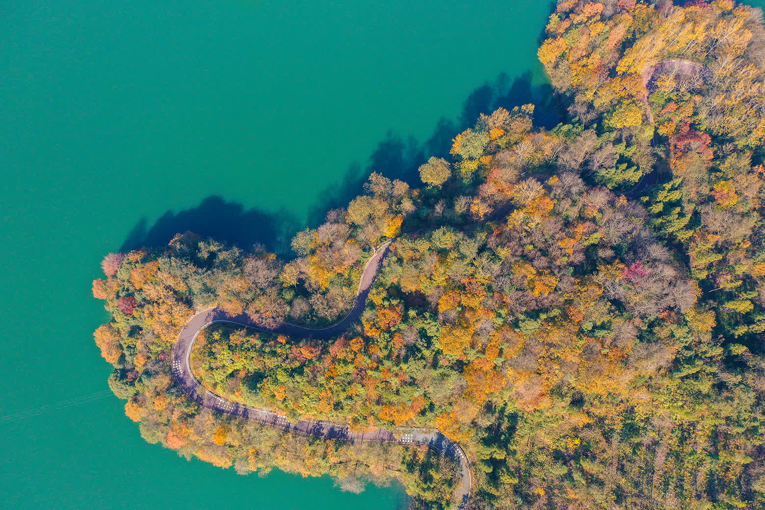  11月27日，在貴州省畢節市百里杜鵑管理區鵬程街道移山湖拍攝的景色（無人機照片）。（新華社）