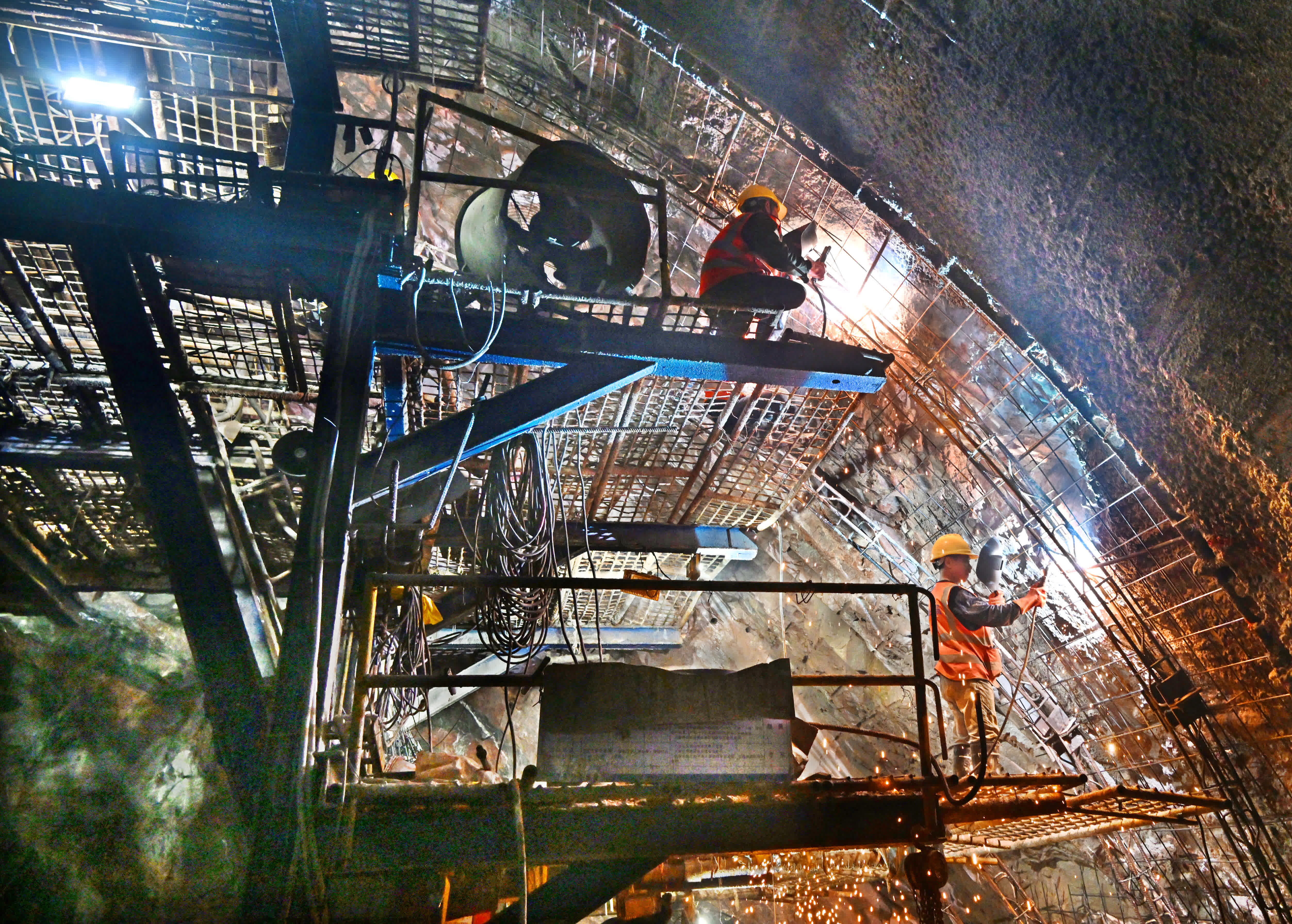 11月27日，中鐵二局建設者在膠州灣第二海底隧道內施工作業。（新華社）