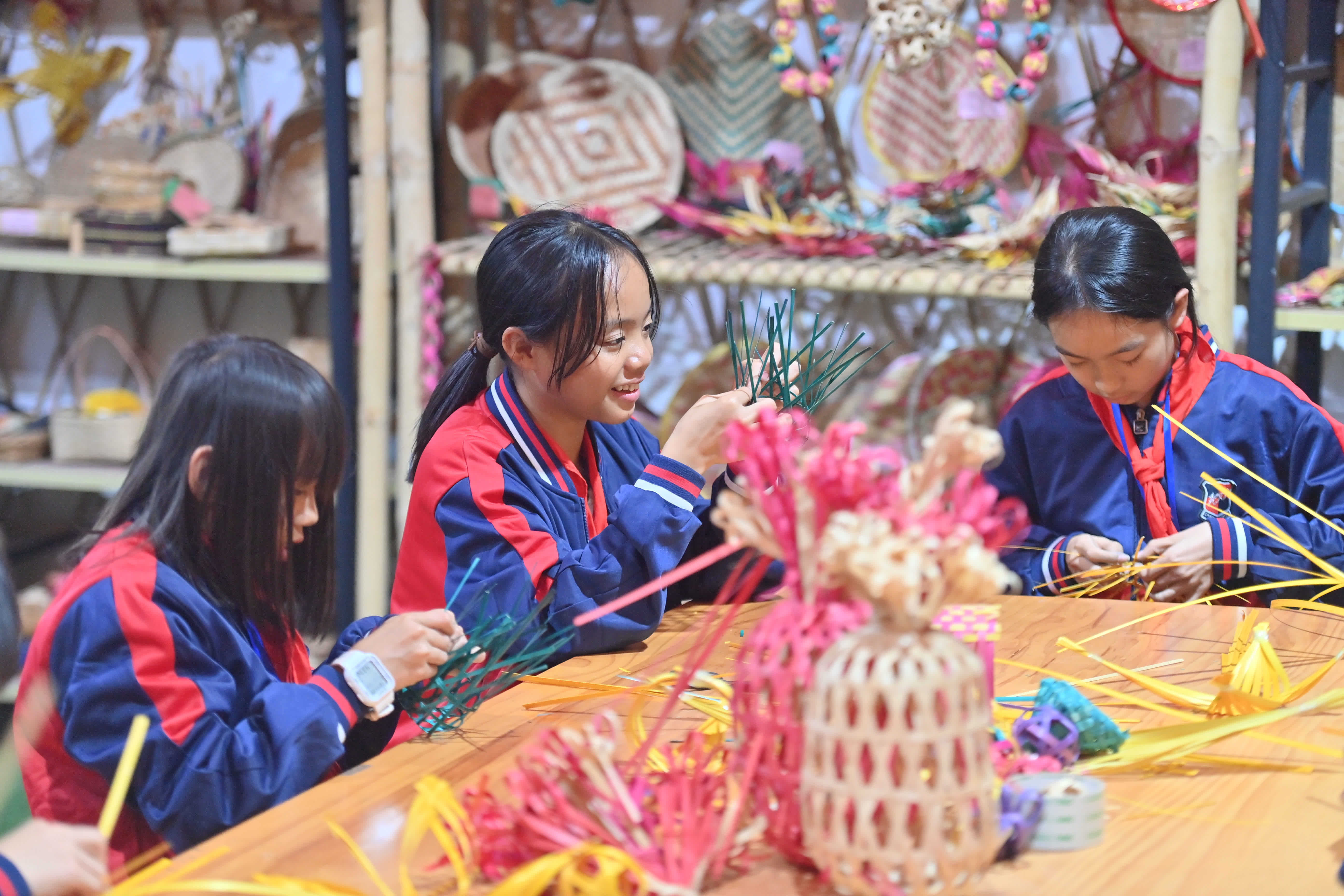  11月28日，在廣西岑溪市南渡中心小學，小學生在練習竹芒編織技藝。（新華社）