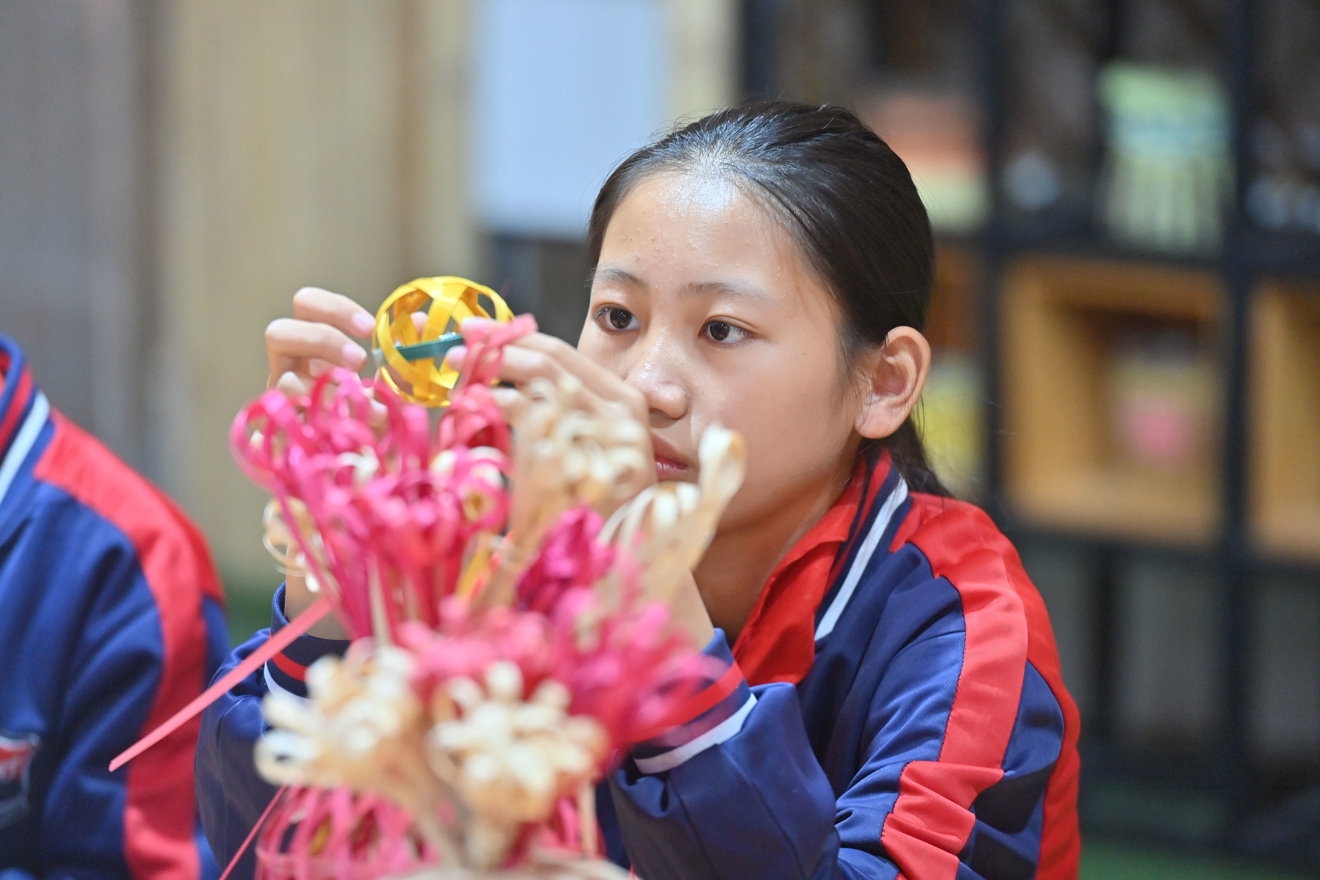 11月28日，在廣西岑溪市南渡中心小學，小學生在練習竹芒編織技藝。（新華社）