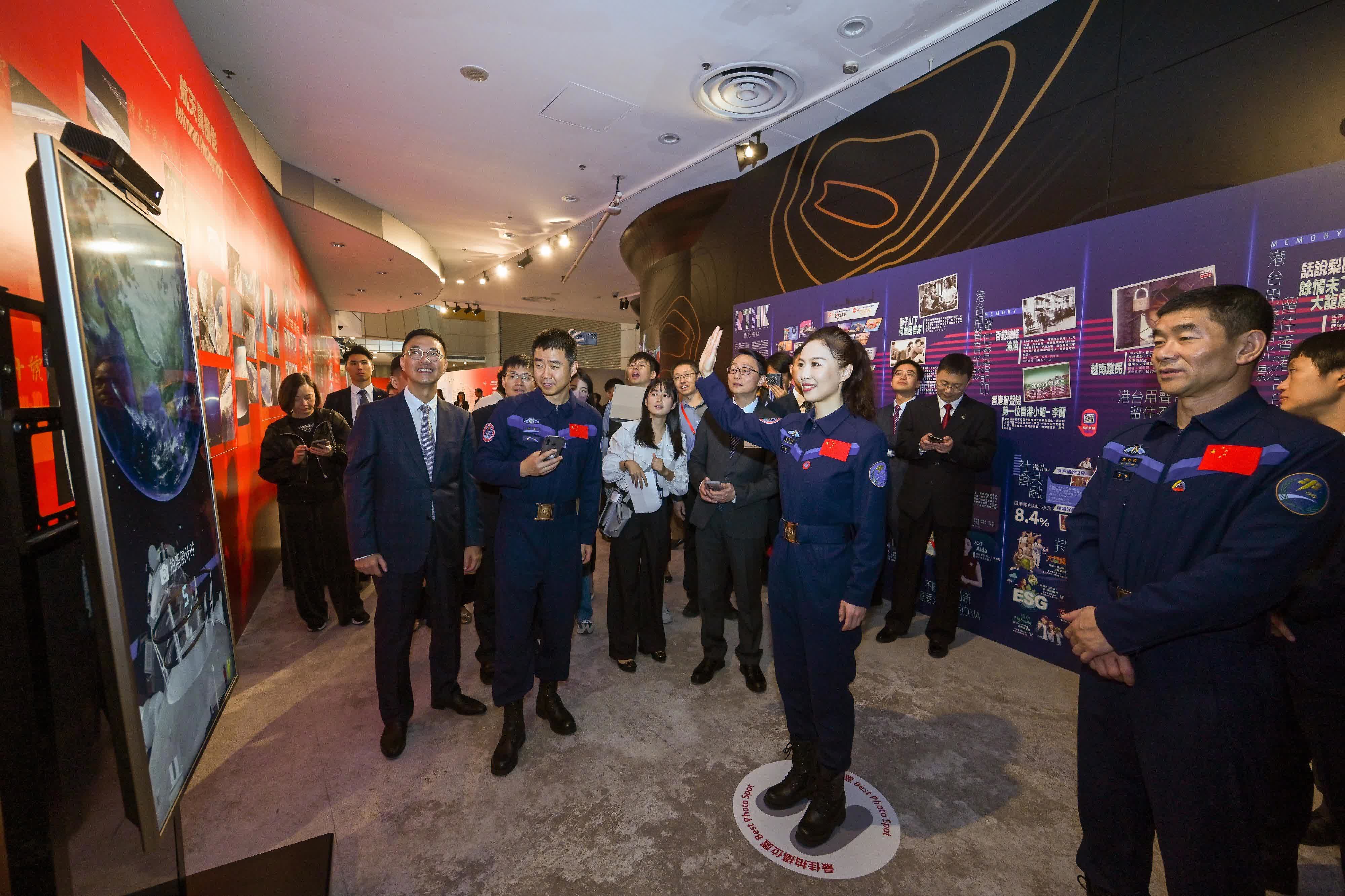 圖示神舟十三號乘組航天員王亞平(前排右二)體驗「中國載人航天工程展」的互動展品。 圖示神舟十三號乘組航天員王亞平(前排右二)體驗「中國載人航天工程展」的互動展品。