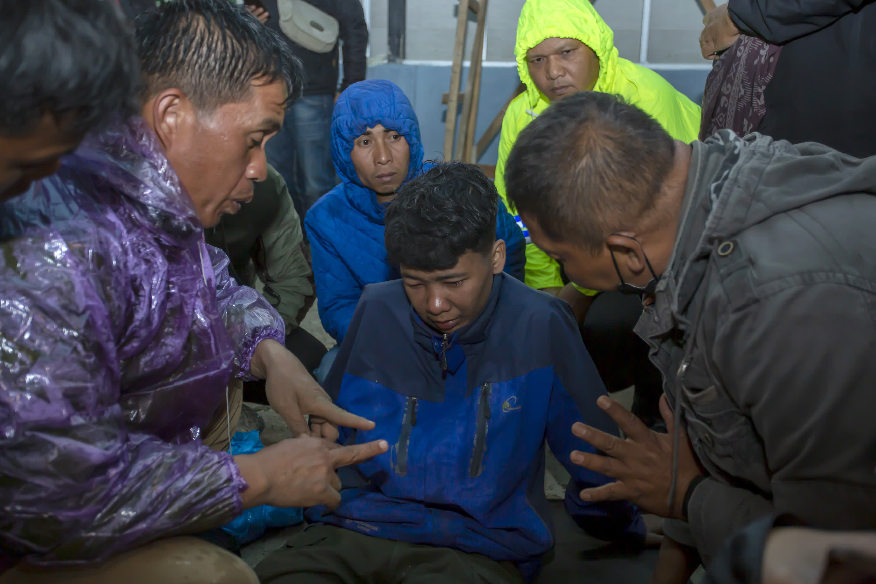 12月4日，搜救人員在印度尼西亞西蘇門答臘省轉移傷者。（新華社）