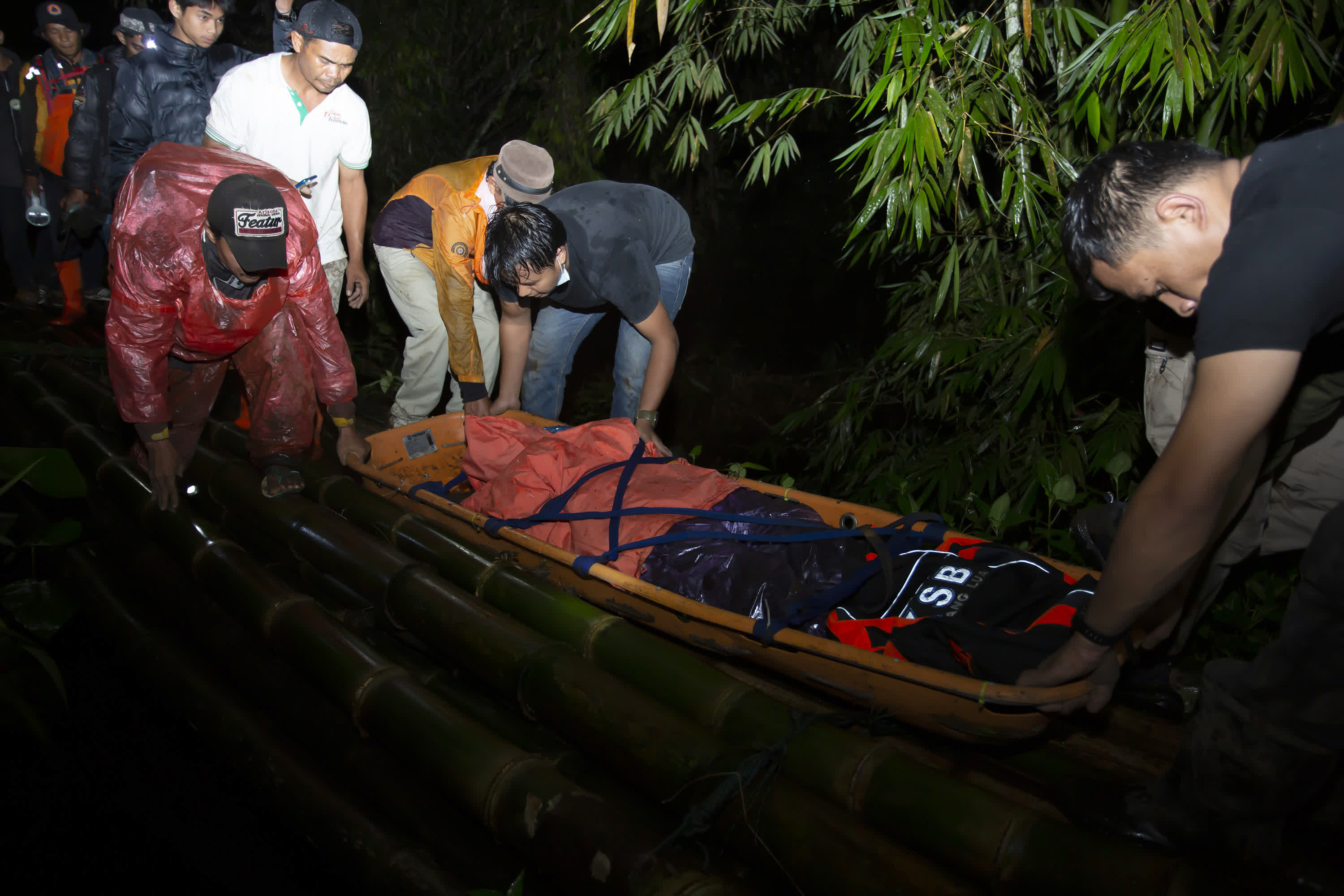 12月4日，搜救人員在印度尼西亞西蘇門答臘省轉移傷者。（新華社）