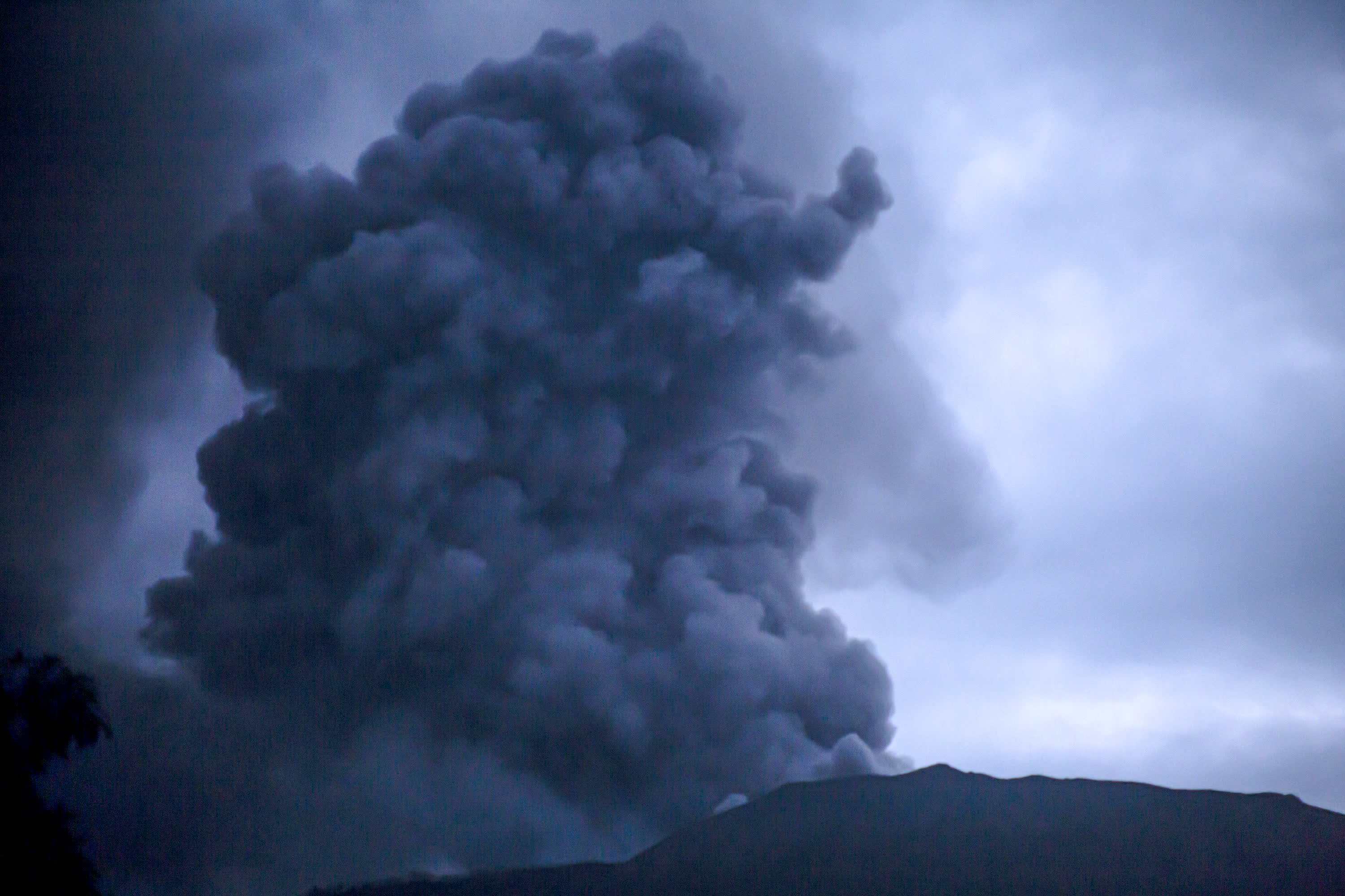 這是12月4日在印度尼西亞西蘇門答臘省拍攝的噴發的馬拉皮火山。（新華社）