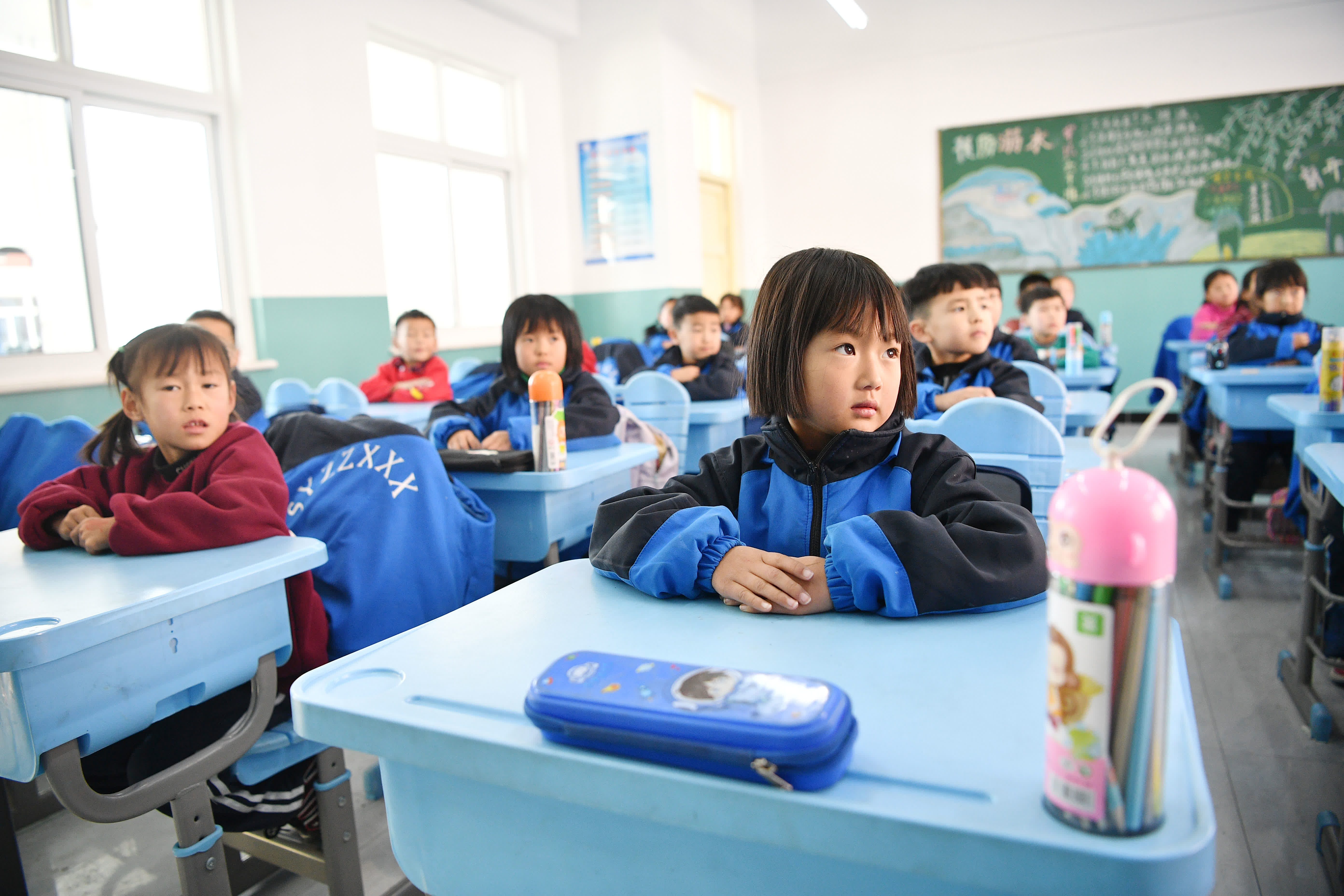 寧夏固原市原州區三營鎮第四小學，學生在溫暖的教室裏上課。（新華社）