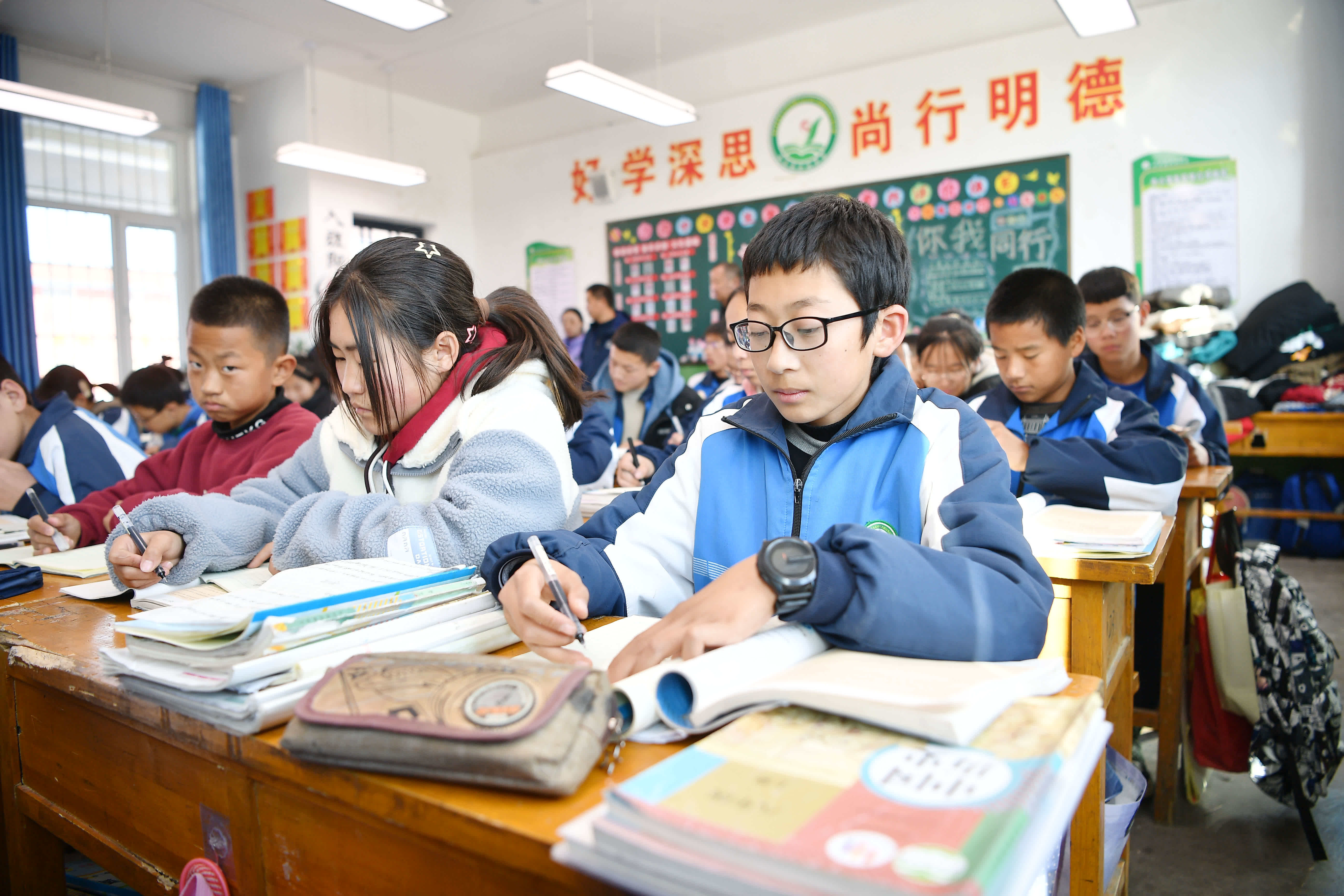 寧夏固原市西吉縣沙溝中學學生在溫暖的教室裏上課。（新華社）