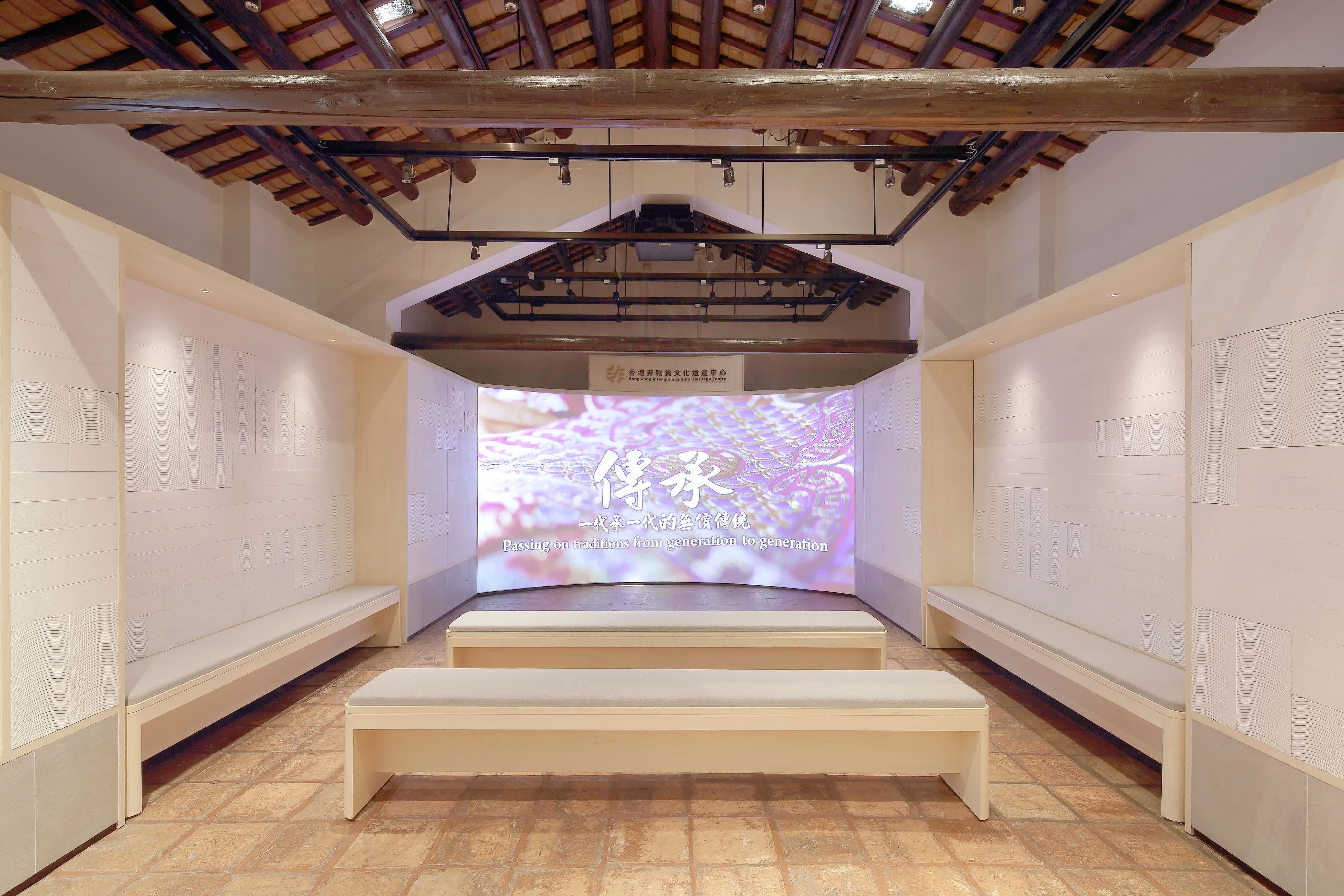 位於荃灣三棟屋博物館的香港非物質文化遺產中心榮獲「香港建築師學會年獎」的「室內設計組別特別大獎」。(政府新聞處)
位於荃灣三棟屋博物館的香港非物質文化遺產中心榮獲「香港建築師學會年獎」的「室內設計組別特別大獎」。(政府新聞處)