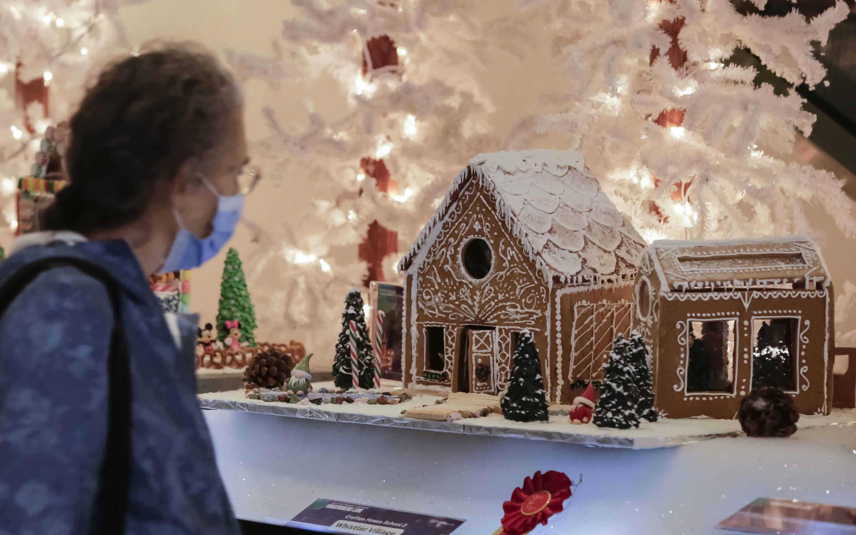 12月5日，在加拿大溫哥華，參觀者觀看展出的薑餅屋作品。（新華社）