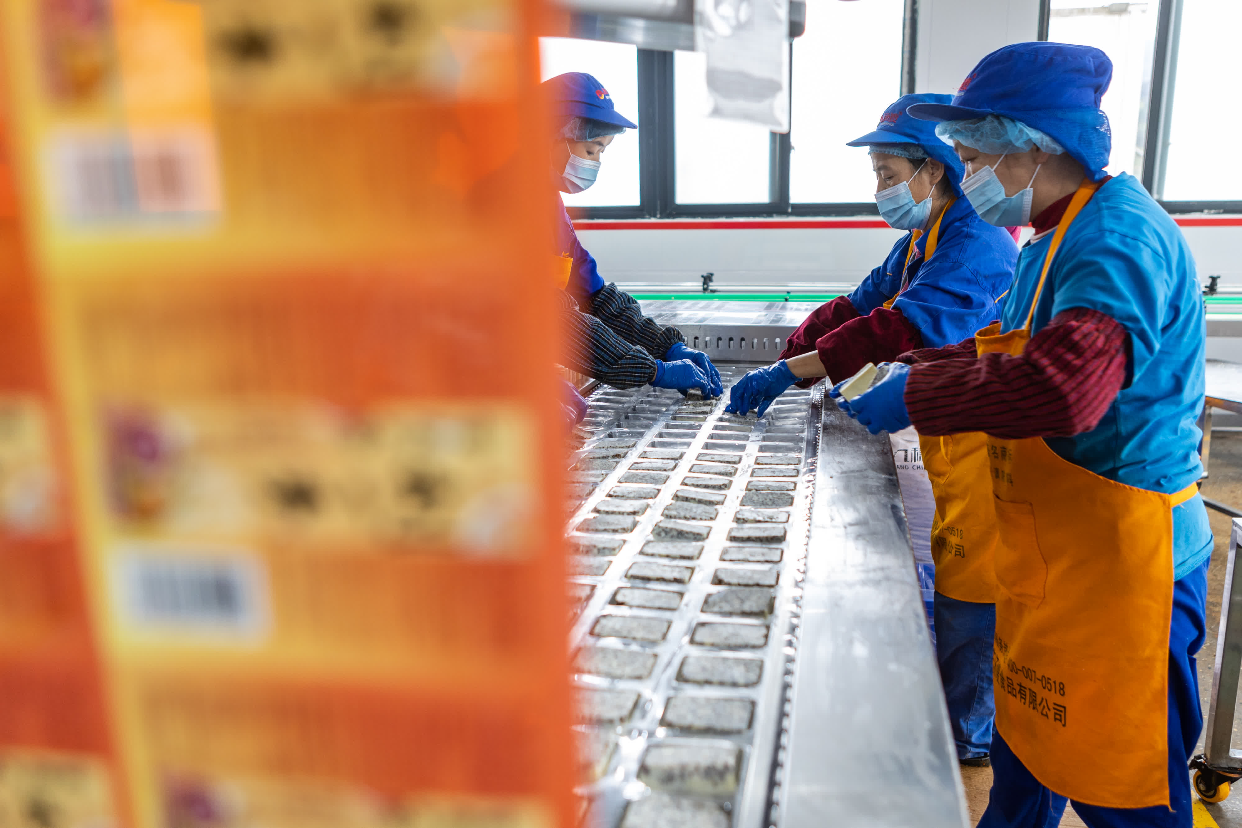 12月5日，在重慶市合川區的重慶湯嫂食品有限公司，工人們在包裝車間將火鍋底料裝盒。（新華社）