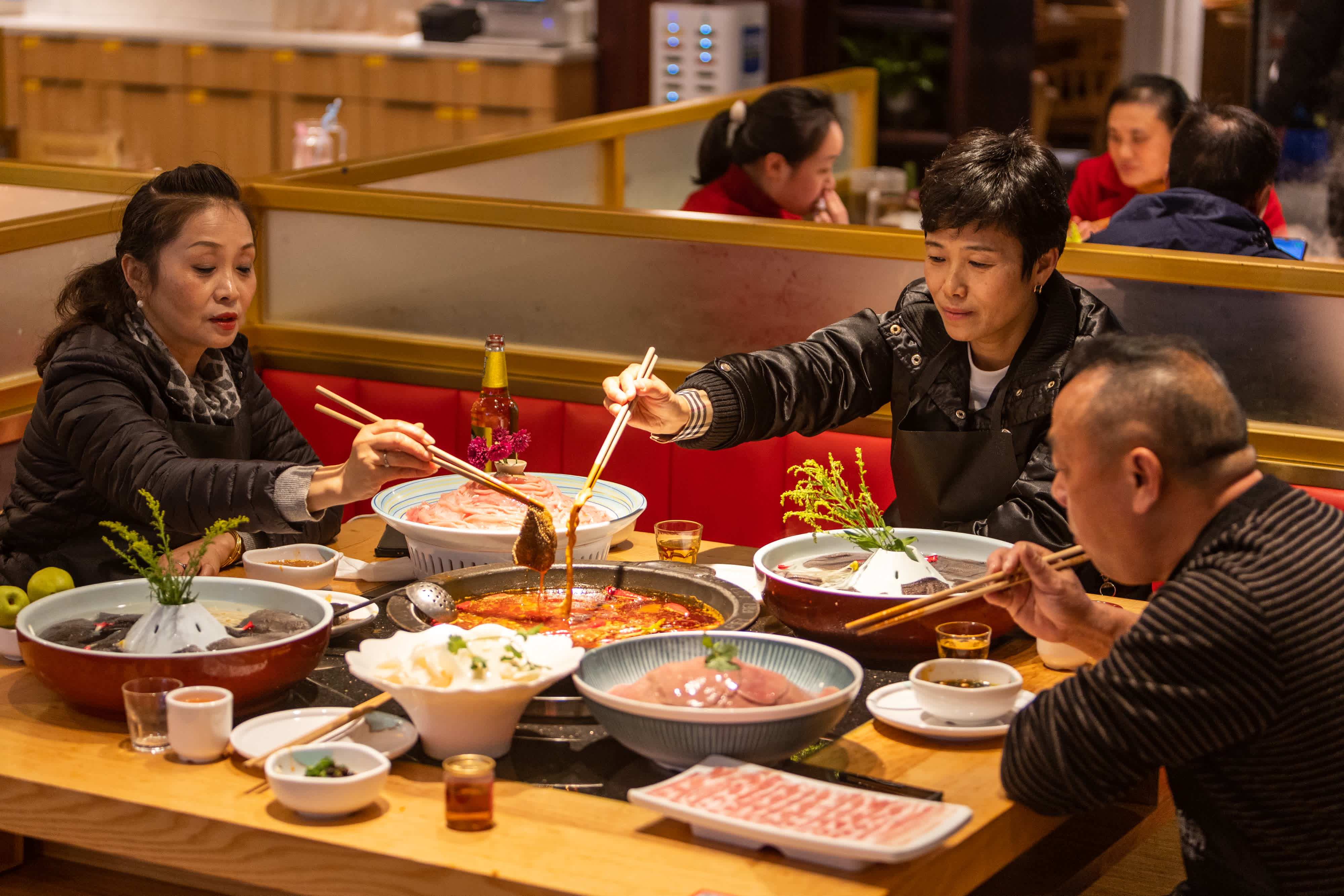 12月5日，顧客在重慶市合川區的一家火鍋店用餐。（新華社）