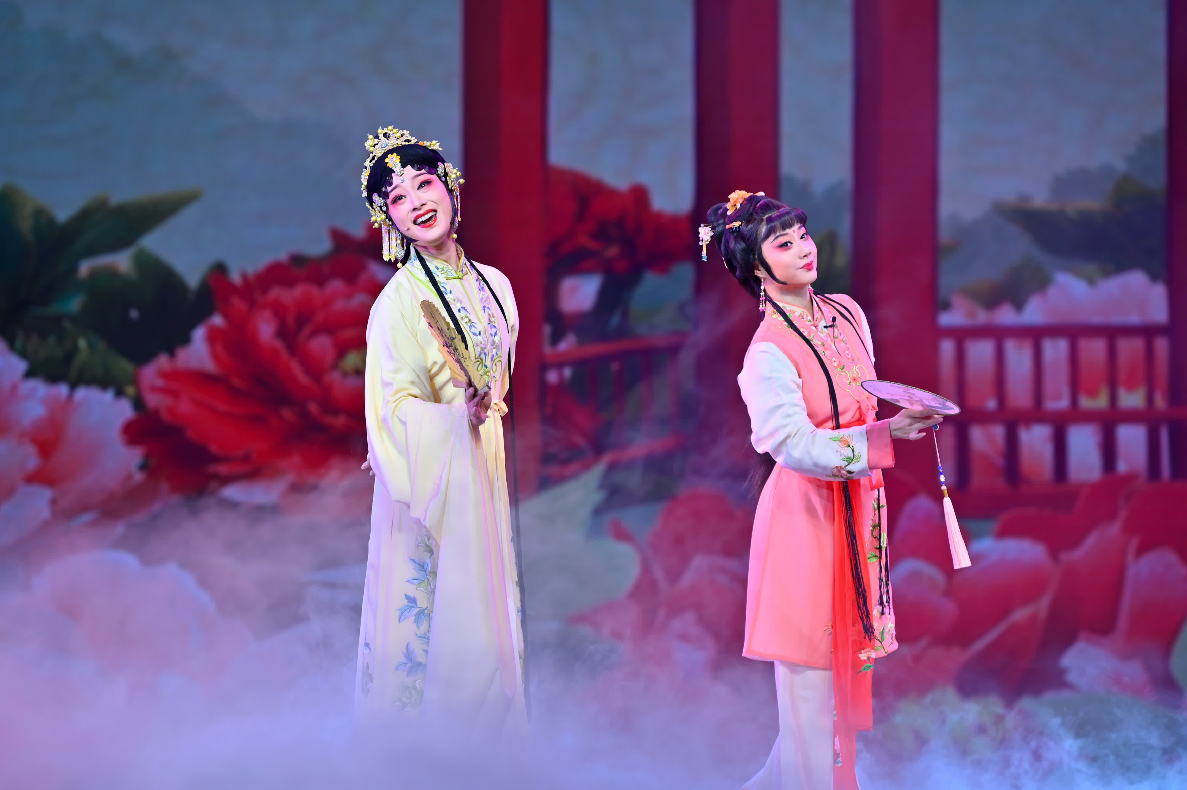 圖為中國—東盟（南寧）戲劇周開幕演出現場的越劇《牡丹亭·遊園》表演。（中新社）