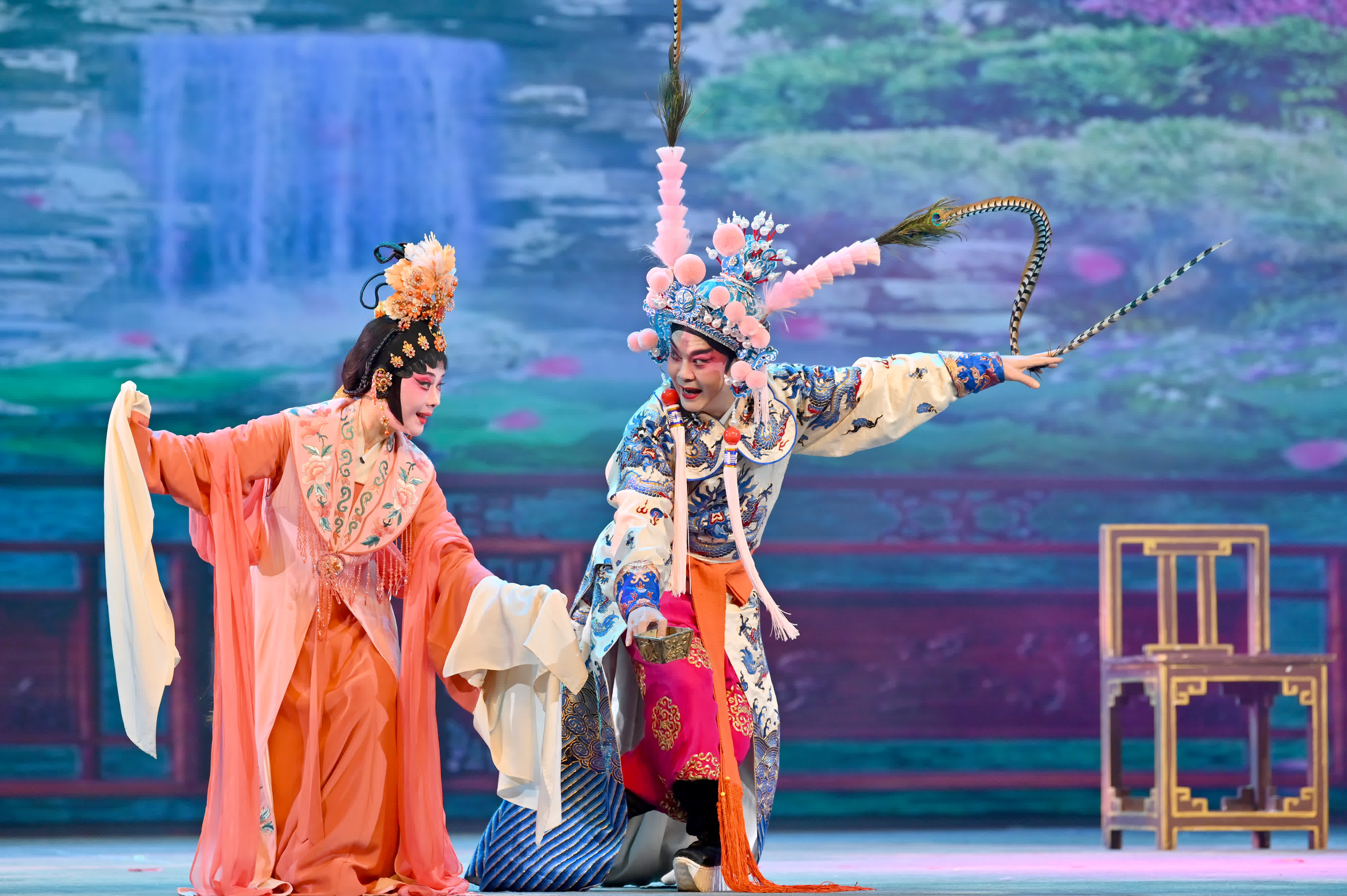 圖為中國—東盟（南寧）戲劇周開幕演出現場的邕劇《小宴》表演。（中新社）