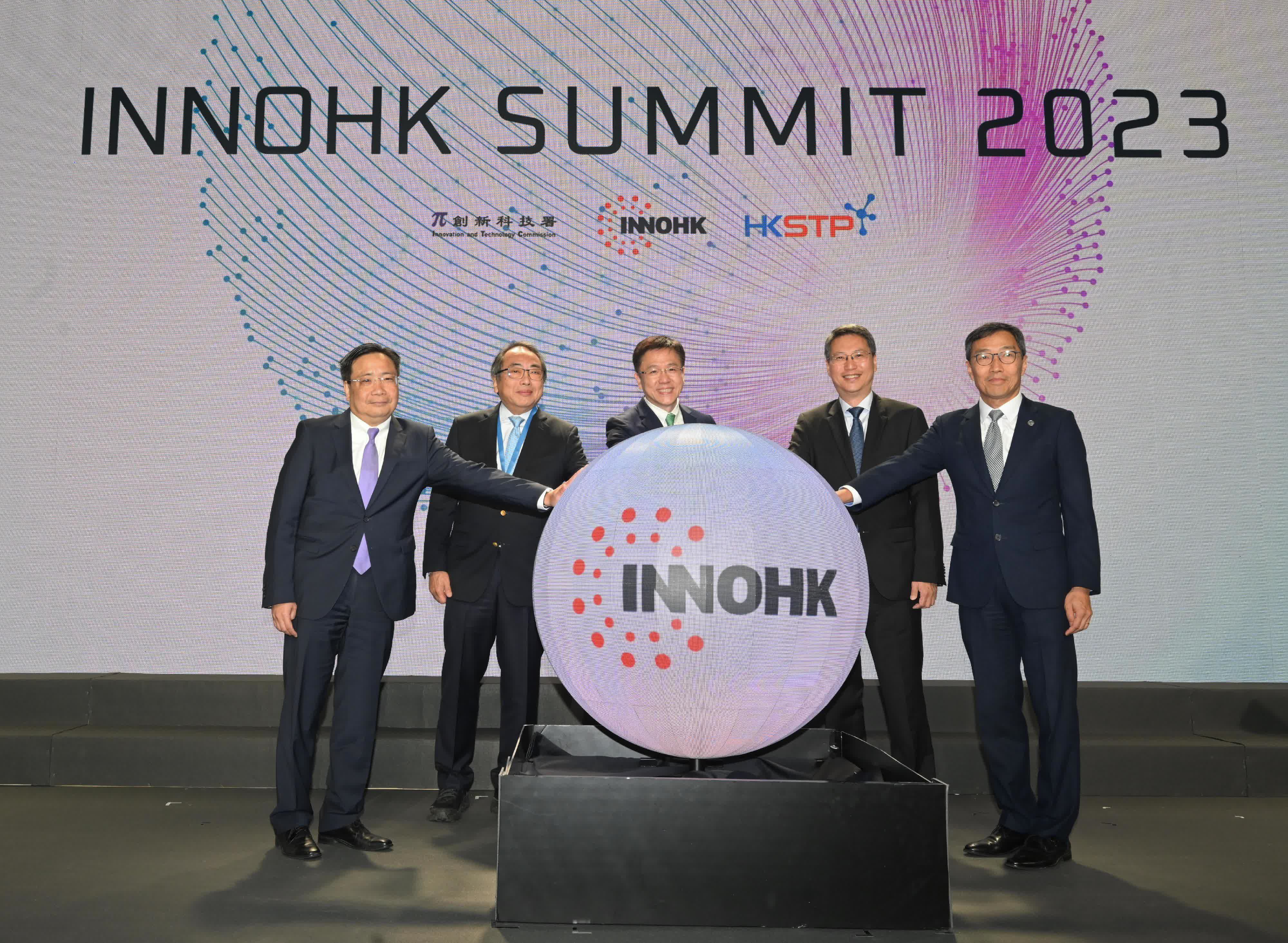 創新科技及工業局局長孫東教授（中）、香港科學院創院院長暨InnoHK督導委員會主席徐立之教授（左二）、創新科技及工業局常任秘書長麥德偉（右二）、創新科技署署長李國彬（左一）及香港科技園公司行政總裁黃克強（右一）主持開幕典禮。（政府新聞處）