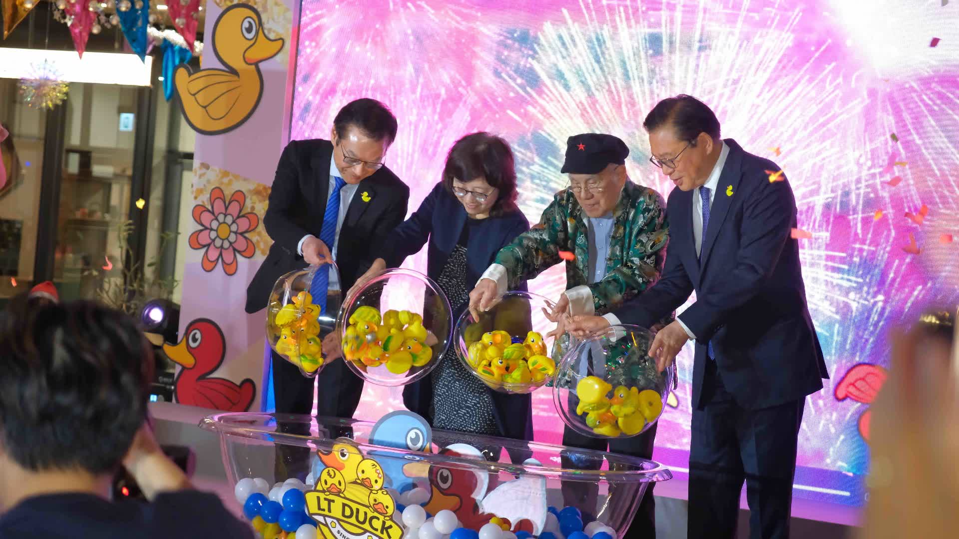 中環街市「LT DUCK 好玩『得』」藝術展明日開啟 「小黃鴨之父」林亮精神矍鑠迎百歲 - 香港 - 香港文匯網