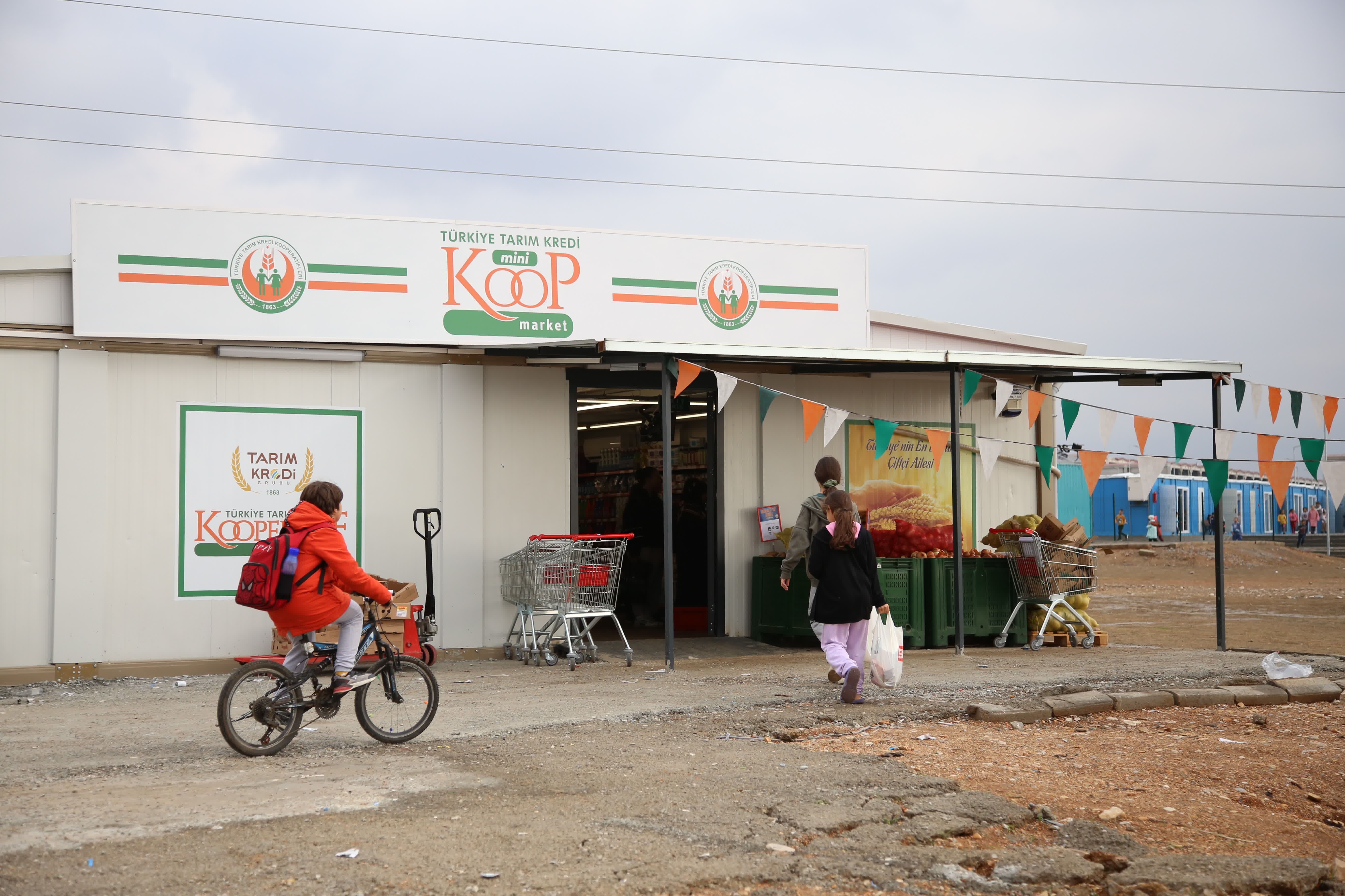 12月6日，在土耳其卡赫拉曼馬拉什，人們到「集裝箱社區」的超市購物。（新華社）
