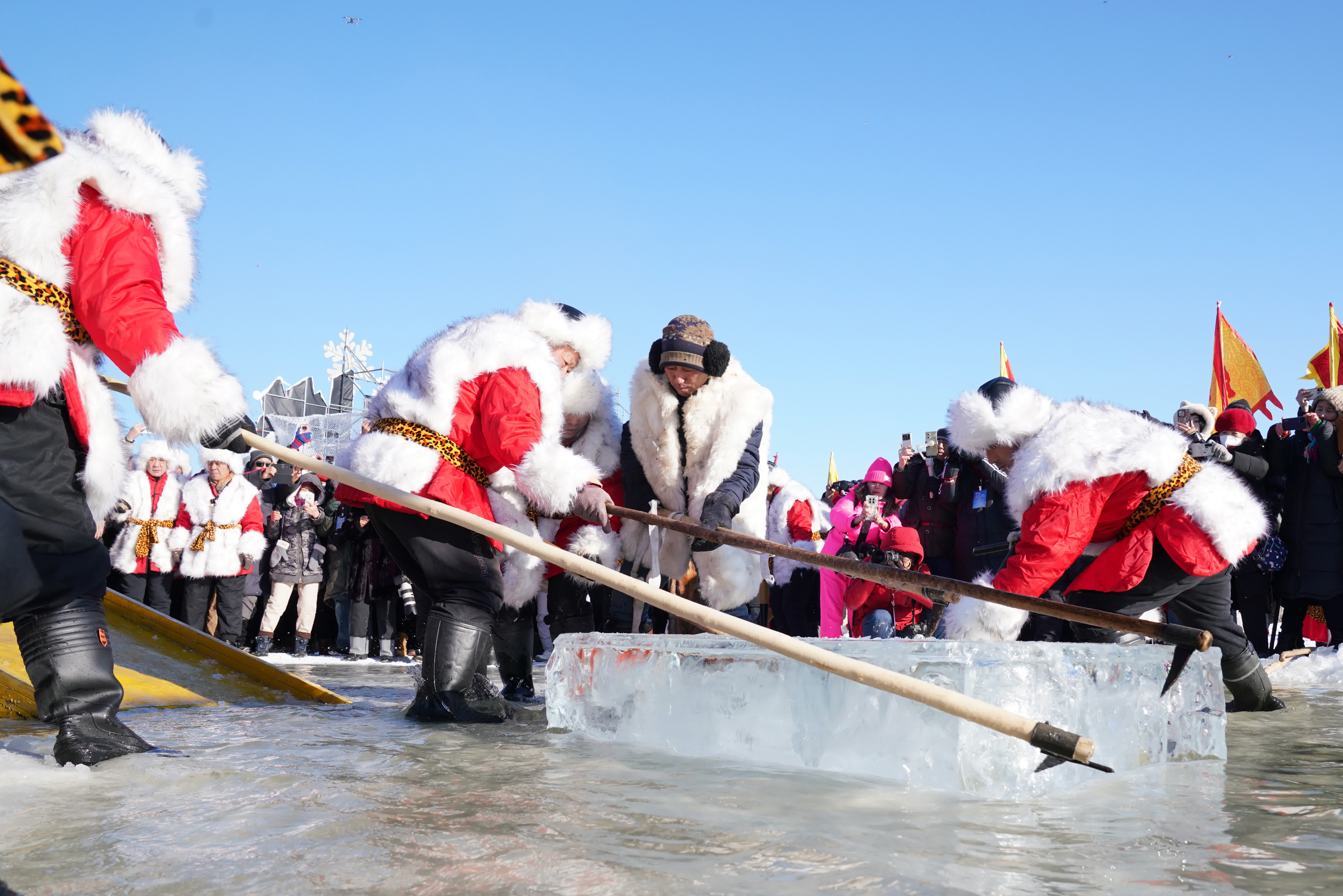 12月7日，在松花江上，採冰漢子在採冰。（新華社）