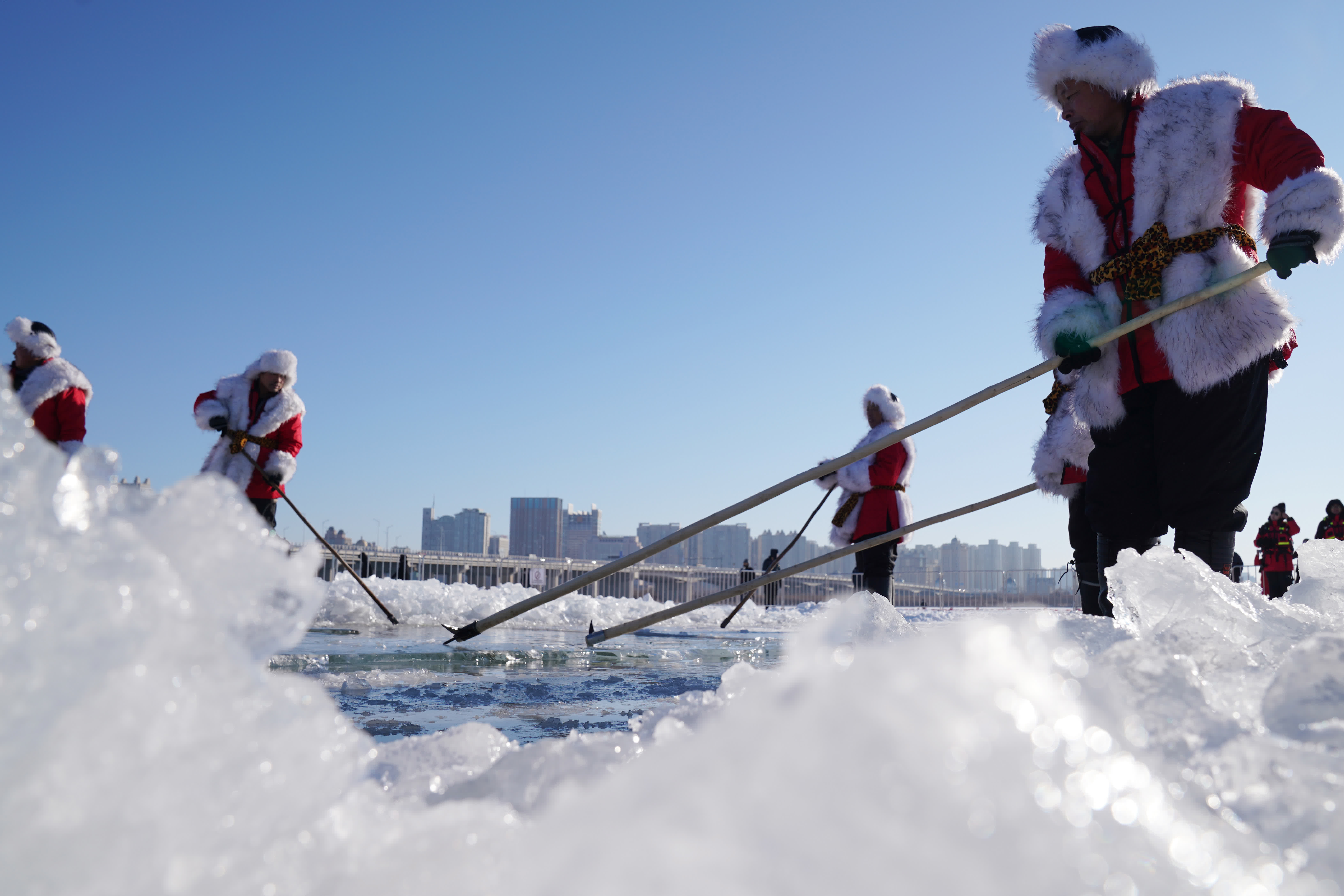 12月7日，在松花江上，採冰漢子在採冰。（新華社）