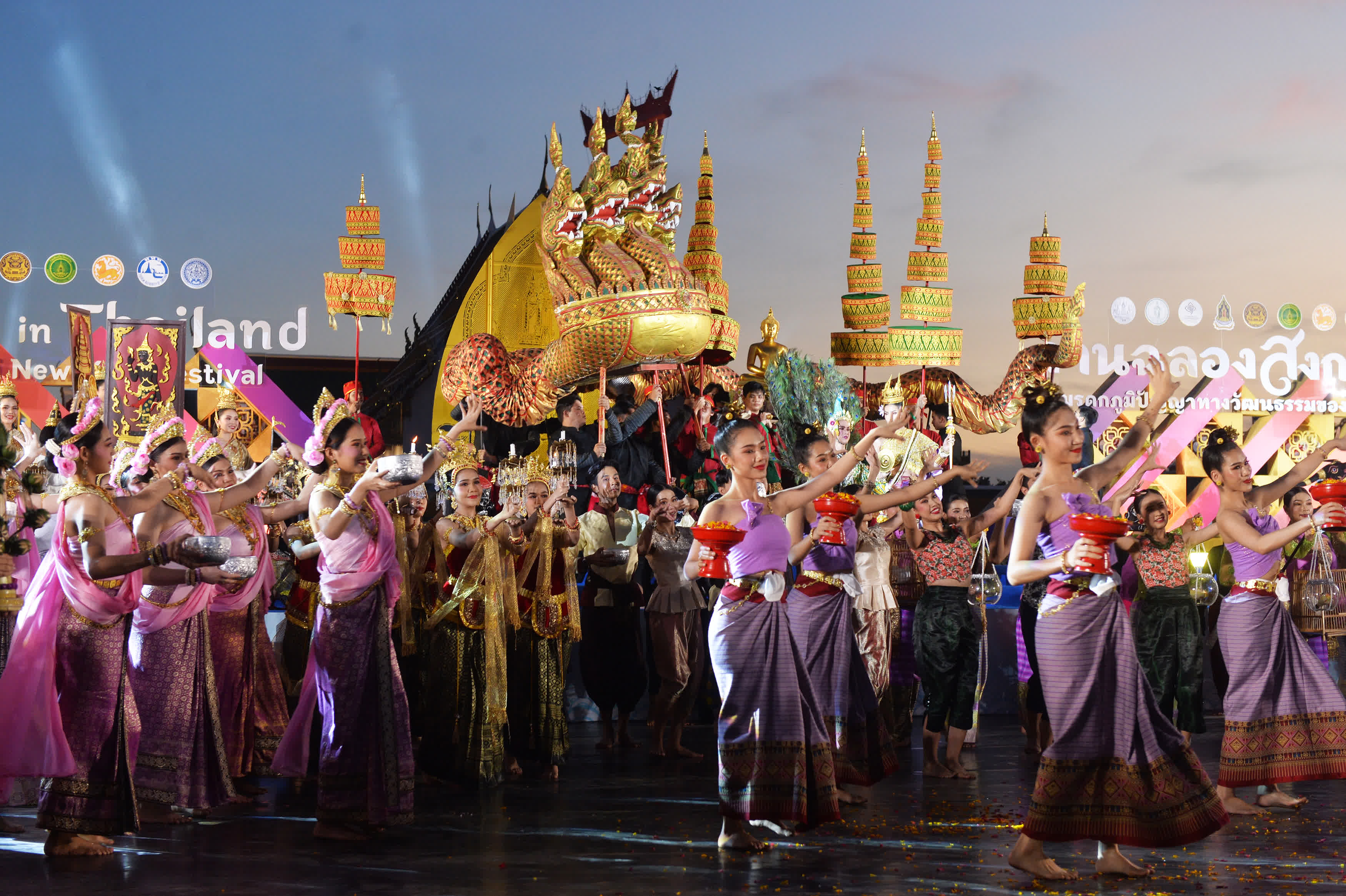 12月7日，演員在泰國曼谷舉行的宋干節入選聯合國非物質文化遺產名錄慶祝活動上演出。（新華社）