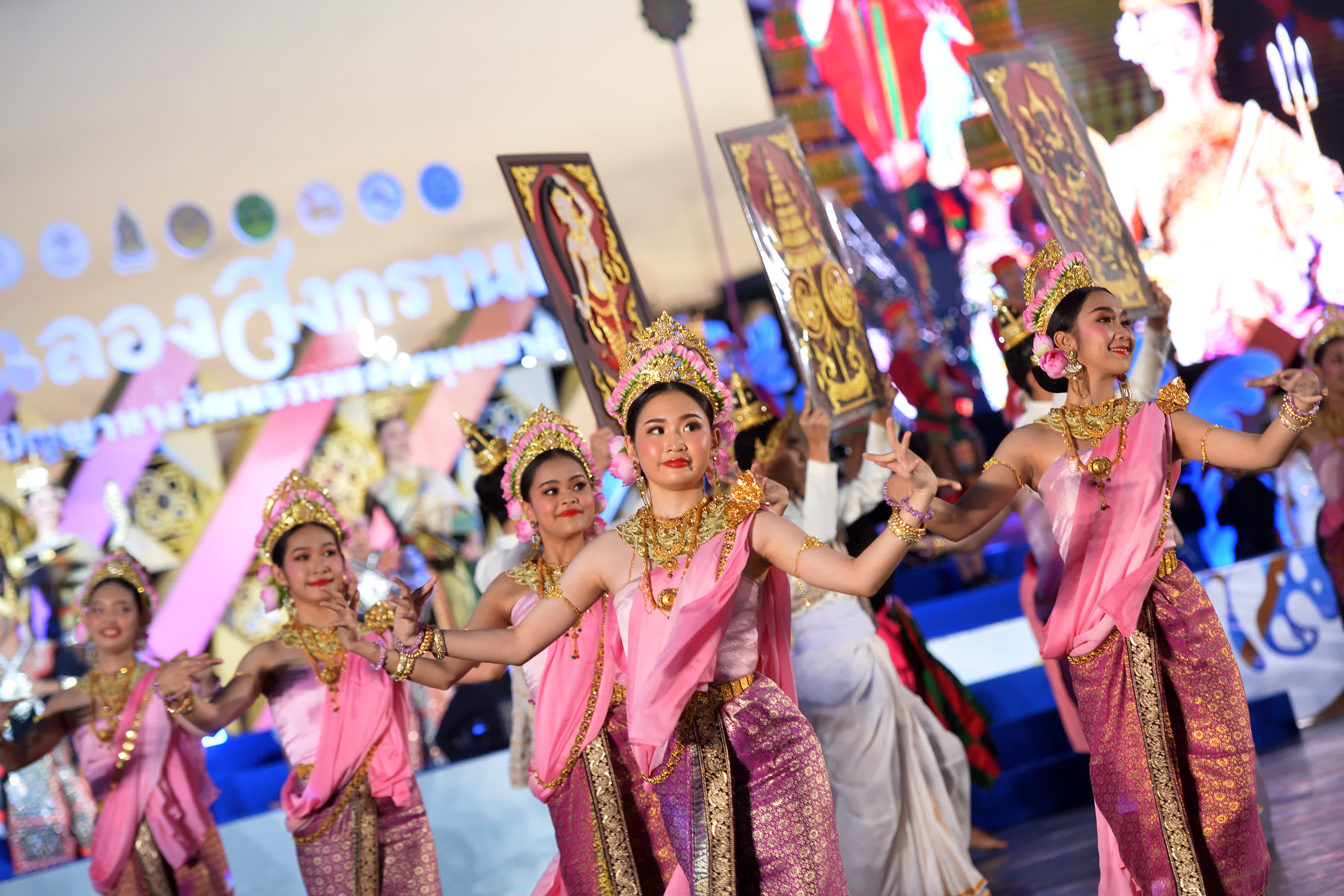 12月7日，演員在泰國曼谷舉行的宋干節入選聯合國非物質文化遺產名錄慶祝活動上演出。（新華社）