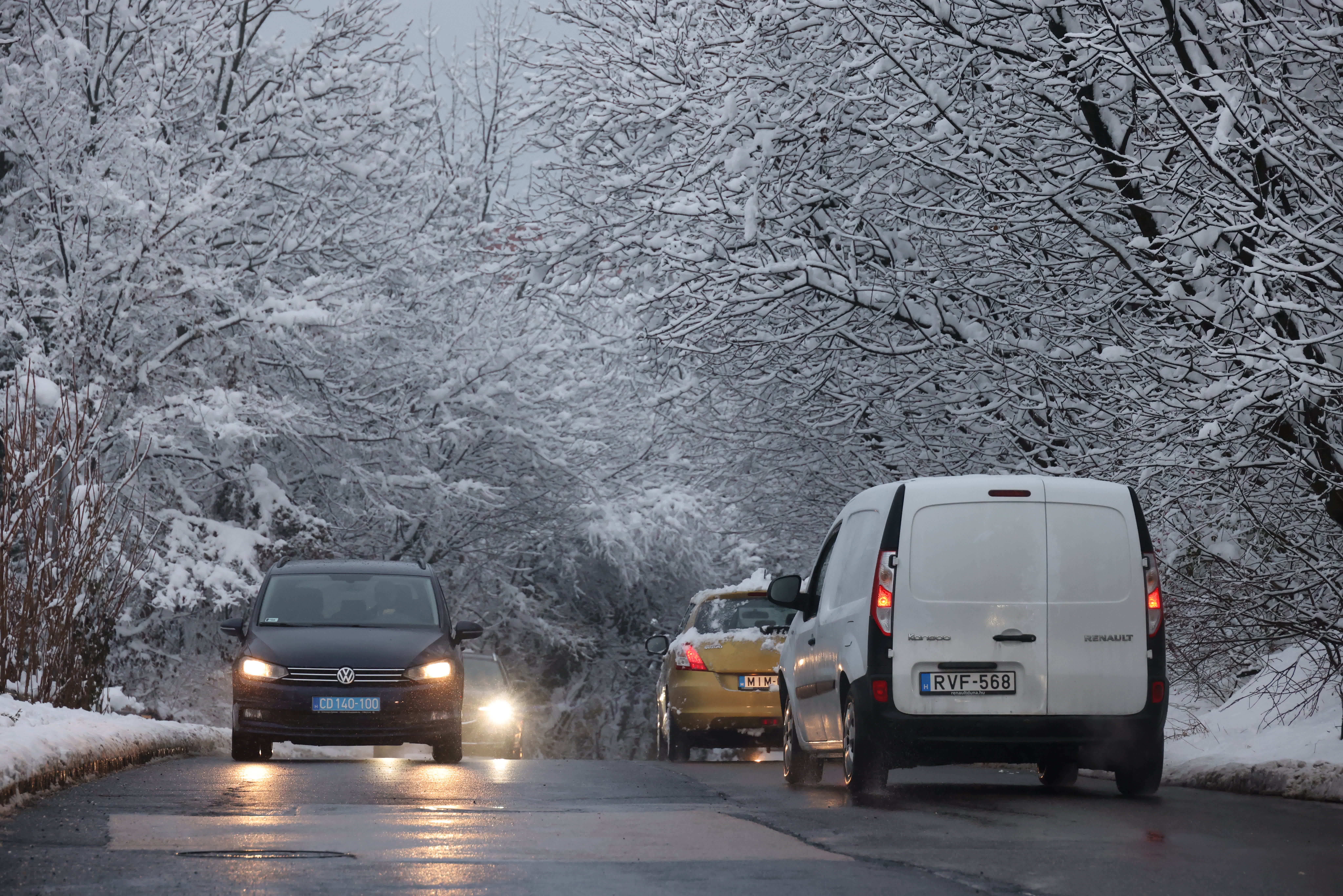 12月7日，在匈牙利布達佩斯，汽車在雪中行駛。（新華社）