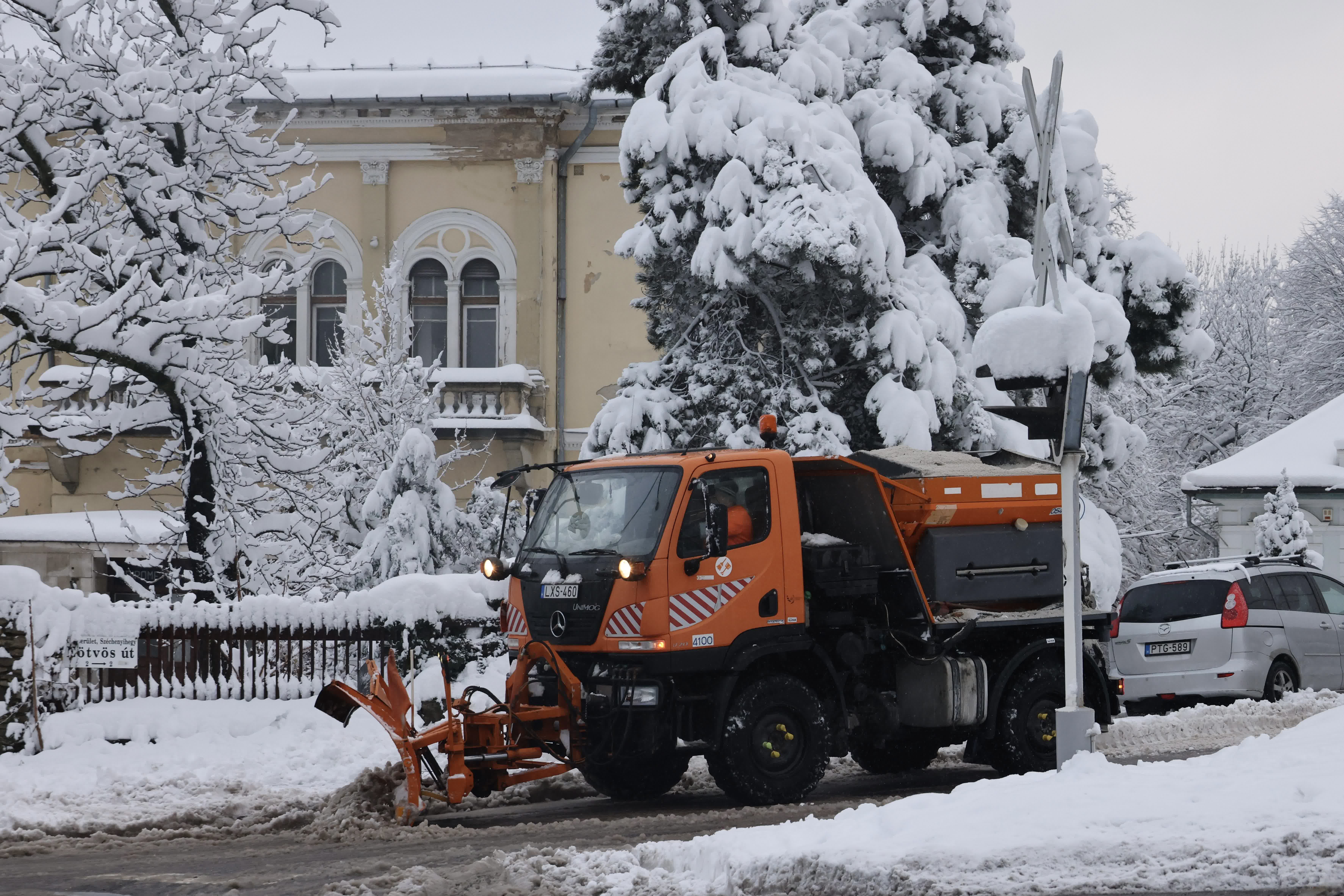 12月7日，一輛鏟雪車在匈牙利布達佩斯的道路上作業。（新華社）