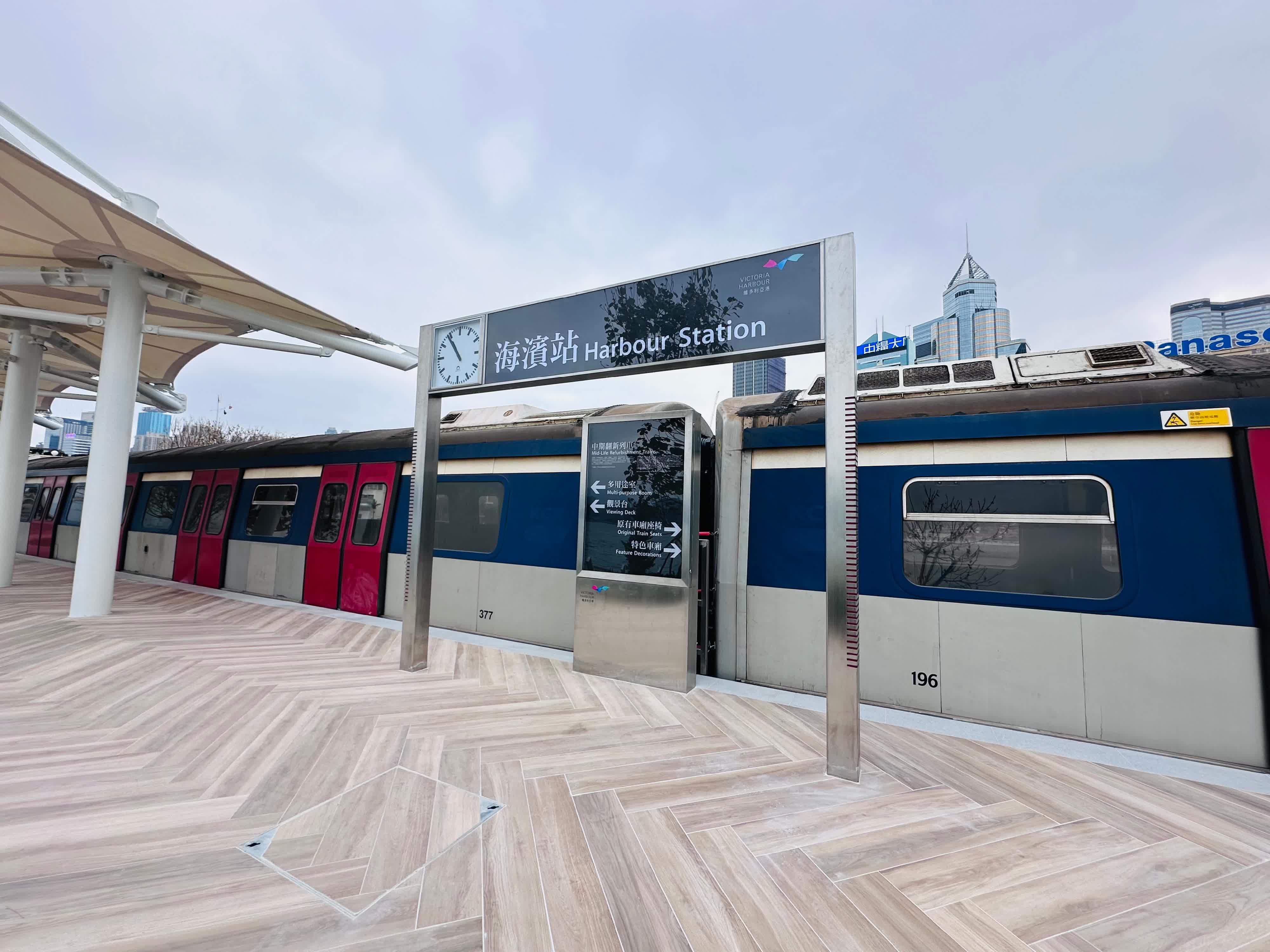 場地展出的兩卡退役東鐵綫中期翻新列車（又名「烏蠅頭」列車）。（政府新聞處）