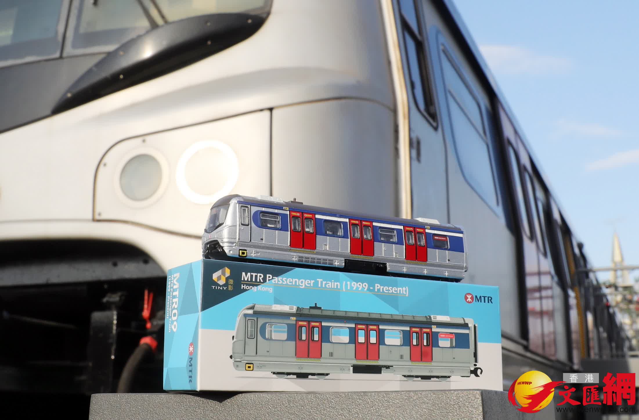 港鐵為慶祝兩卡已退役的東鐵綫中期翻新列車(又稱「烏蠅頭」列車)重置於灣仔水上運動及康樂主題區。(香港文匯報記者郭木又攝) 港鐵為慶祝兩卡已退役的東鐵綫中期翻新列車(又稱「烏蠅頭」列車)重置於灣仔水上運動及康樂主題區。(香港文匯報記者郭木又攝)