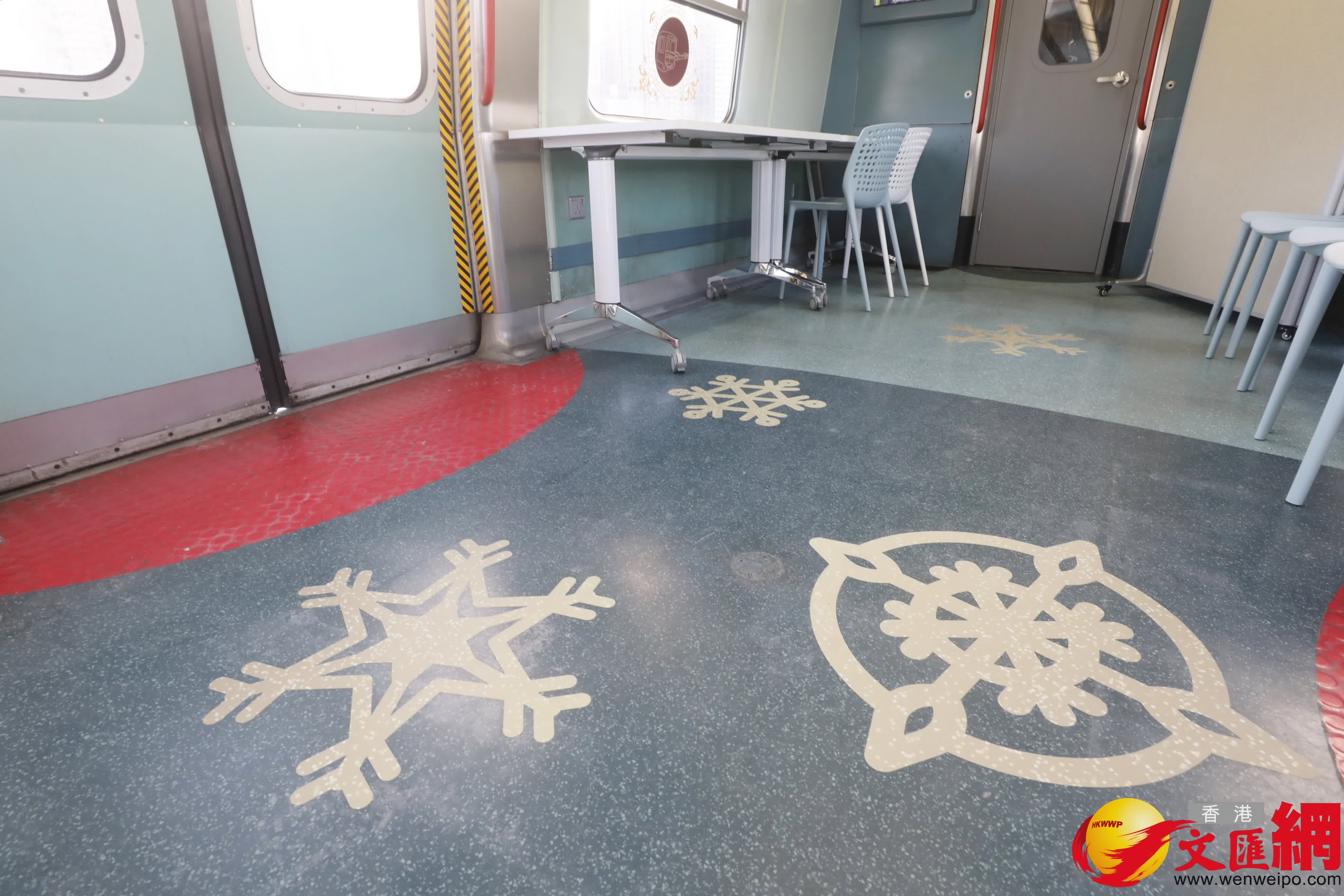 港鐵為慶祝兩卡已退役的東鐵綫中期翻新列車(又稱「烏蠅頭」列車)重置於灣仔水上運動及康樂主題區。(香港文匯報記者郭木又攝) 港鐵為慶祝兩卡已退役的東鐵綫中期翻新列車(又稱「烏蠅頭」列車)重置於灣仔水上運動及康樂主題區。(香港文匯報記者郭木又攝)