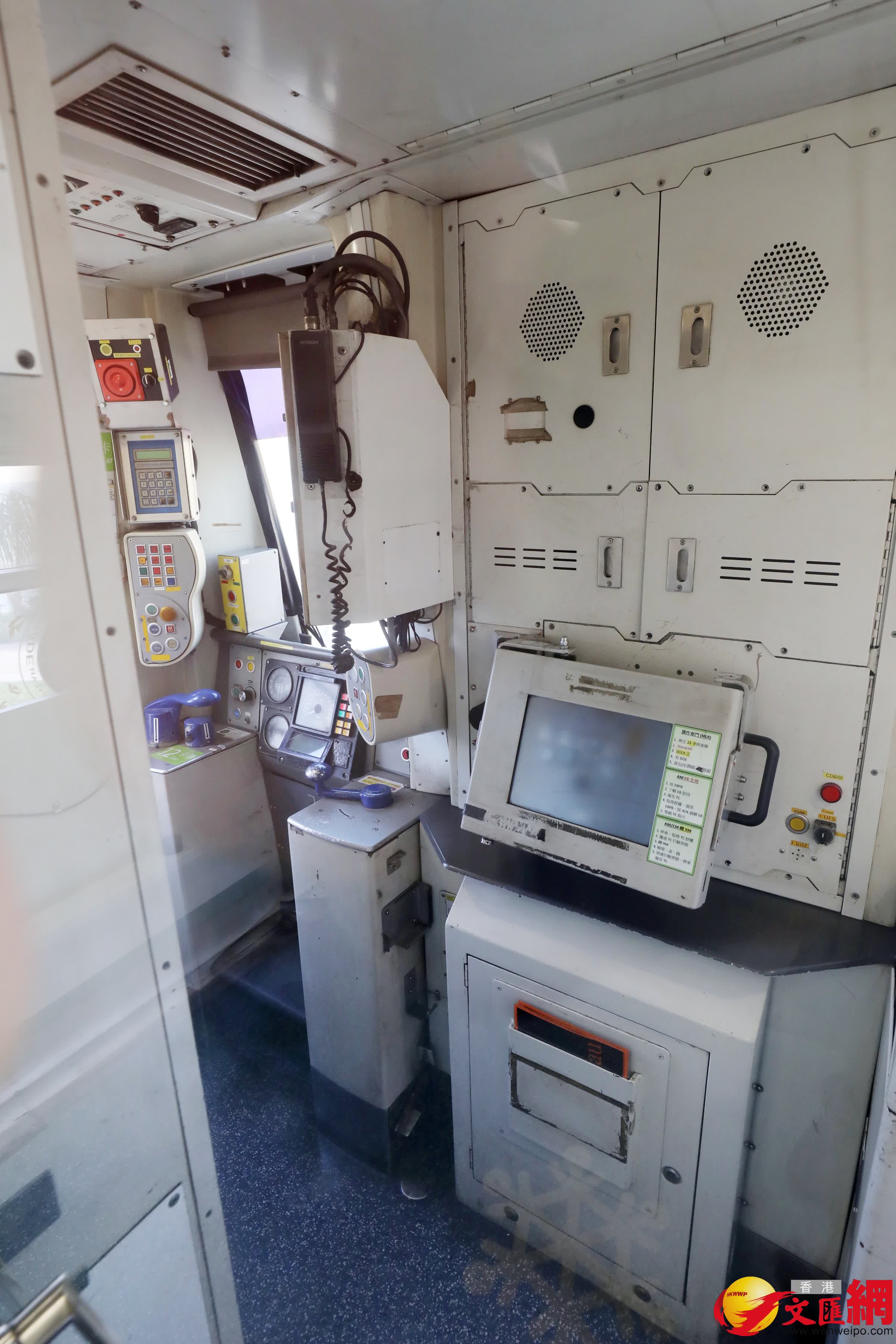 港鐵為慶祝兩卡已退役的東鐵綫中期翻新列車(又稱「烏蠅頭」列車)重置於灣仔水上運動及康樂主題區。(香港文匯報記者郭木又攝) 港鐵為慶祝兩卡已退役的東鐵綫中期翻新列車(又稱「烏蠅頭」列車)重置於灣仔水上運動及康樂主題區。(香港文匯報記者郭木又攝)