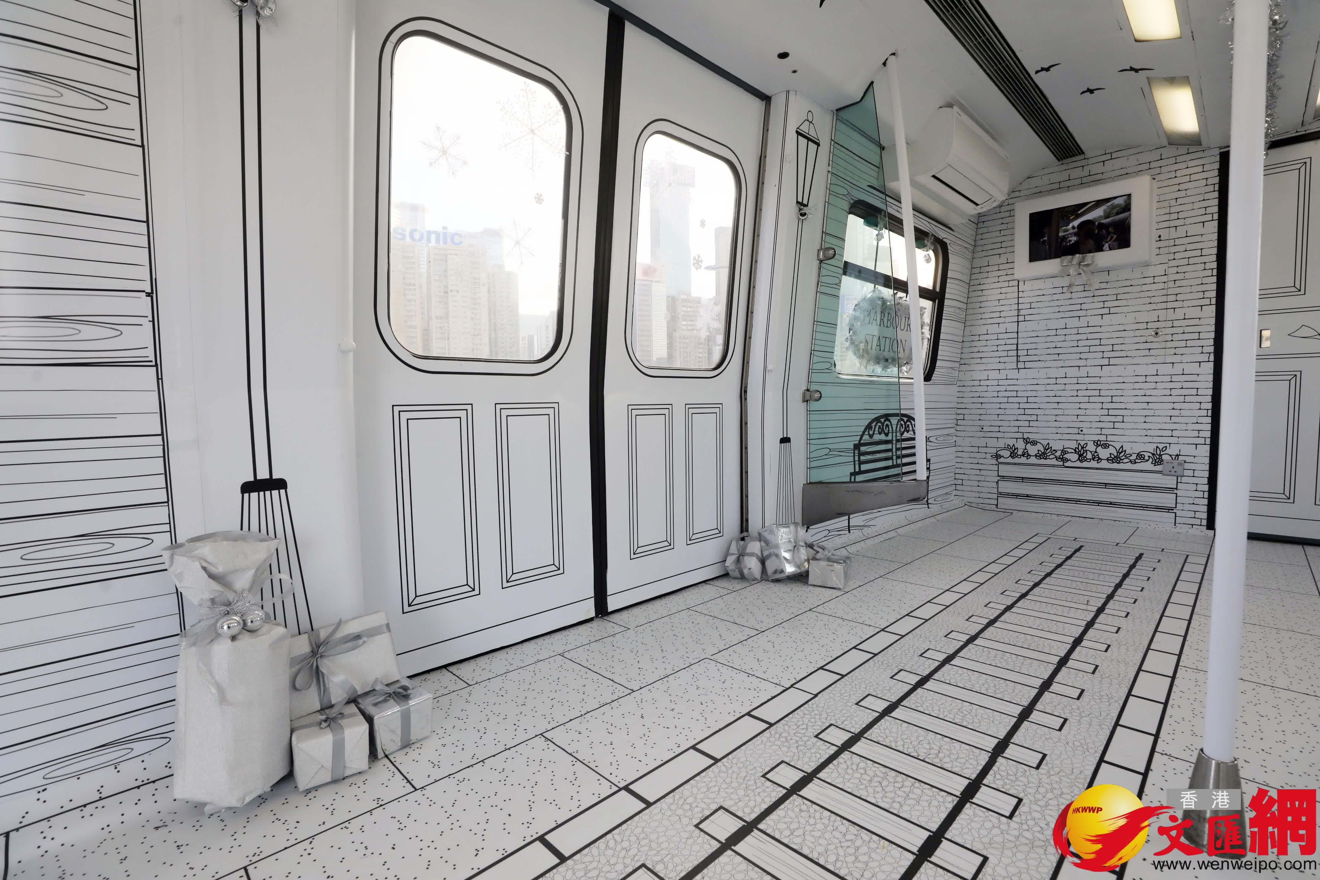 港鐵為慶祝兩卡已退役的東鐵綫中期翻新列車(又稱「烏蠅頭」列車)重置於灣仔水上運動及康樂主題區。(香港文匯報記者郭木又攝) 港鐵為慶祝兩卡已退役的東鐵綫中期翻新列車(又稱「烏蠅頭」列車)重置於灣仔水上運動及康樂主題區。(香港文匯報記者郭木又攝)