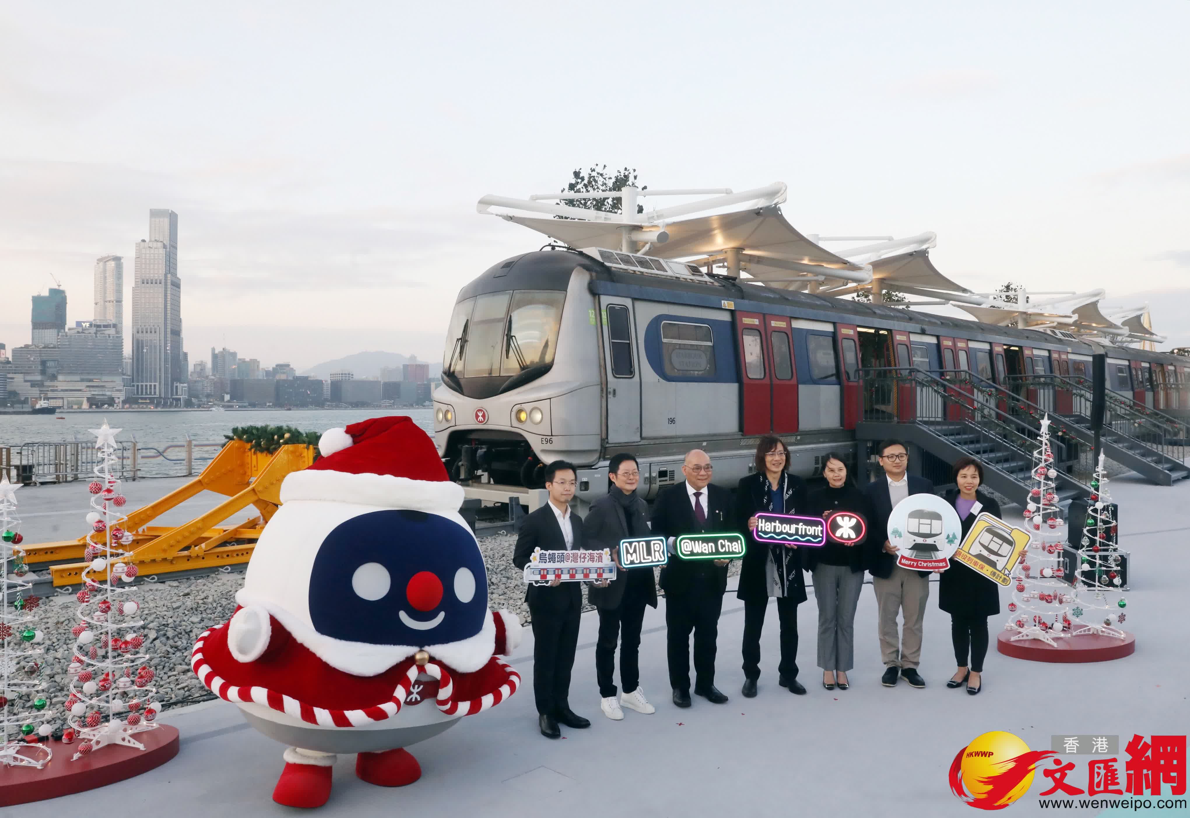 港鐵公司為「烏蠅頭」列車進駐灣仔「海濱站」舉行開幕儀式。(香港文匯報記者郭木又攝) 港鐵公司為「烏蠅頭」列車進駐灣仔「海濱站」舉行開幕儀式。(香港文匯報記者郭木又攝)