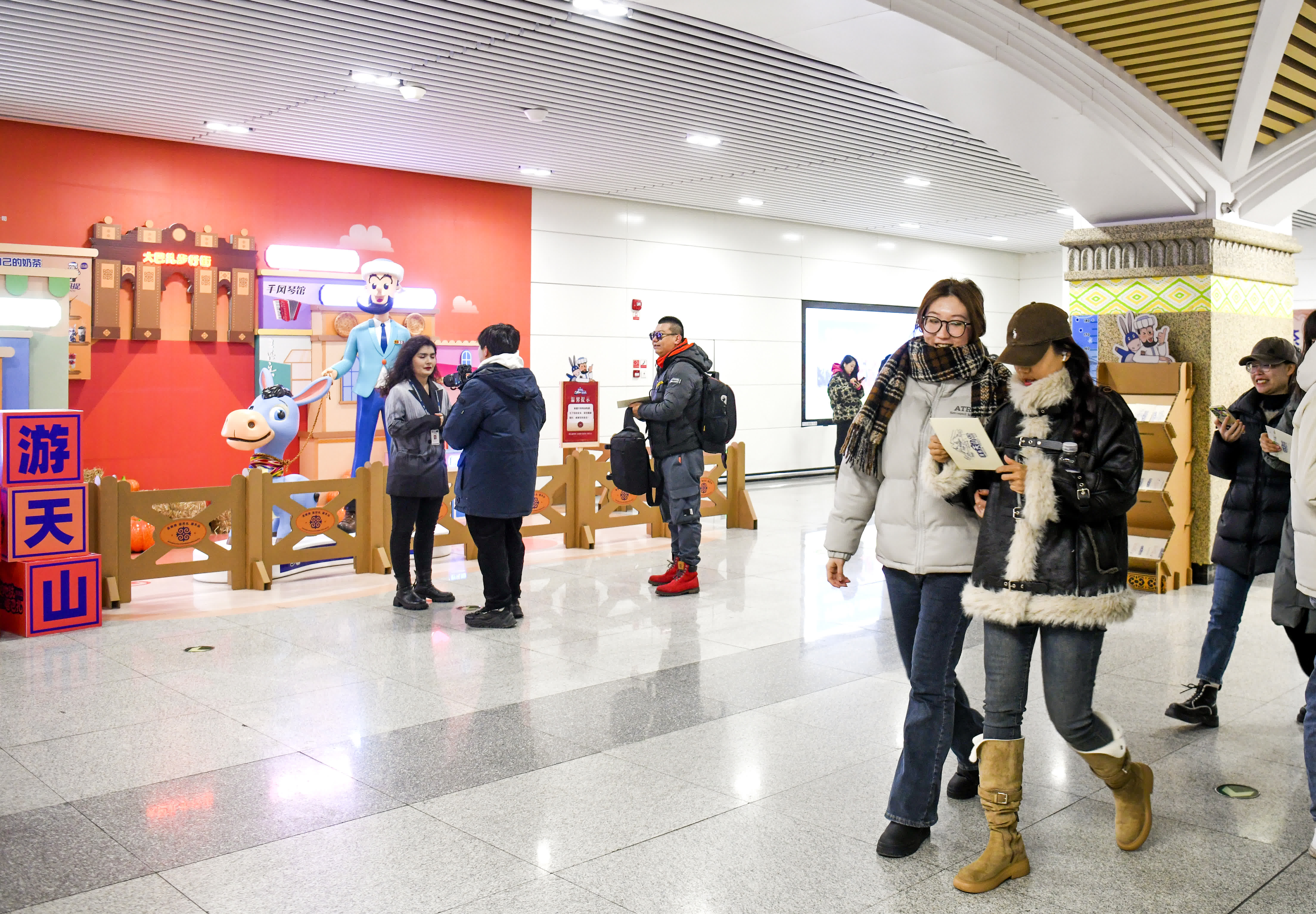12月23日，乘客走在烏魯木齊二道橋地鐵站站內。（新華社）