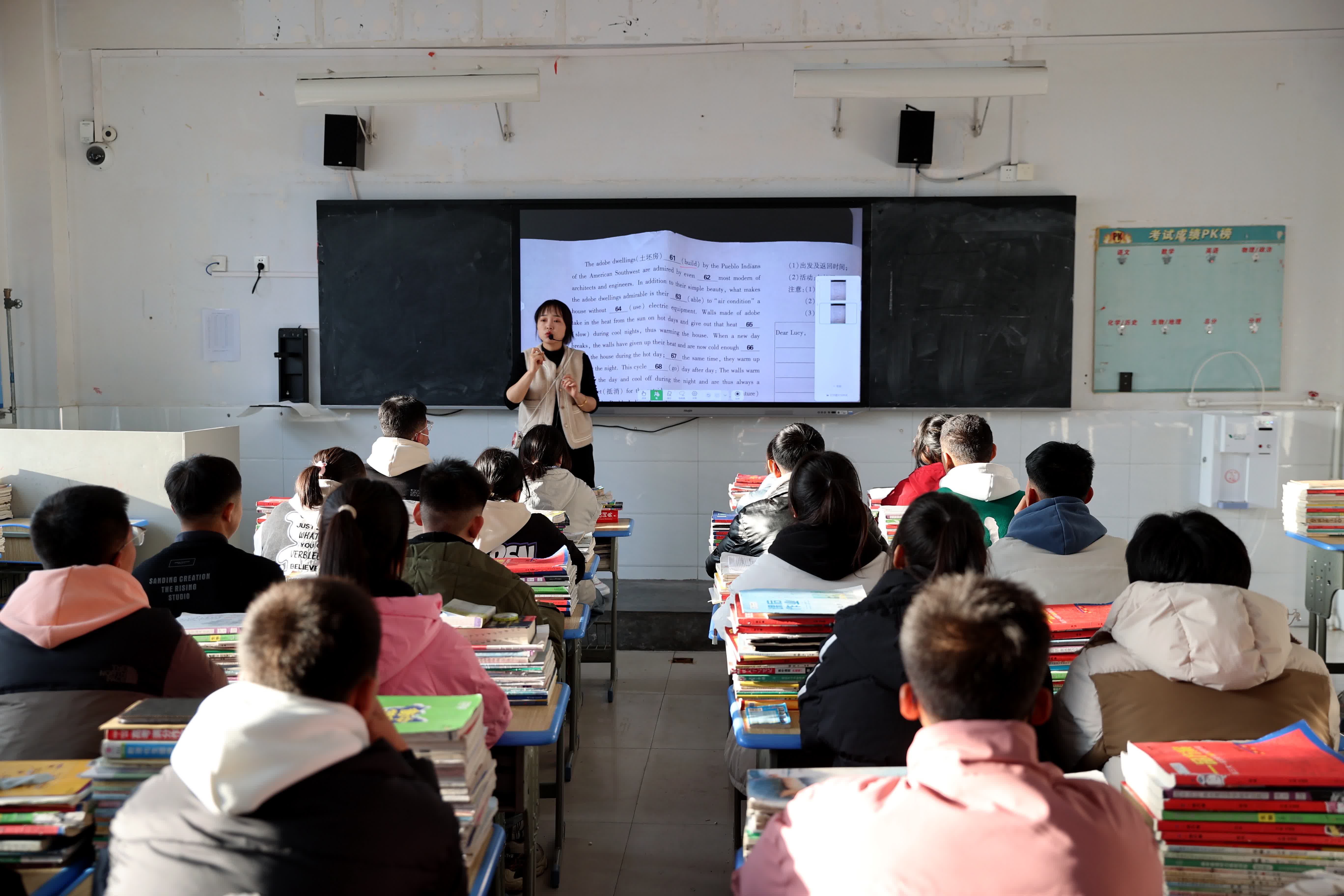 12月26日，民和縣第二中學高三學生在上課。（中新社）