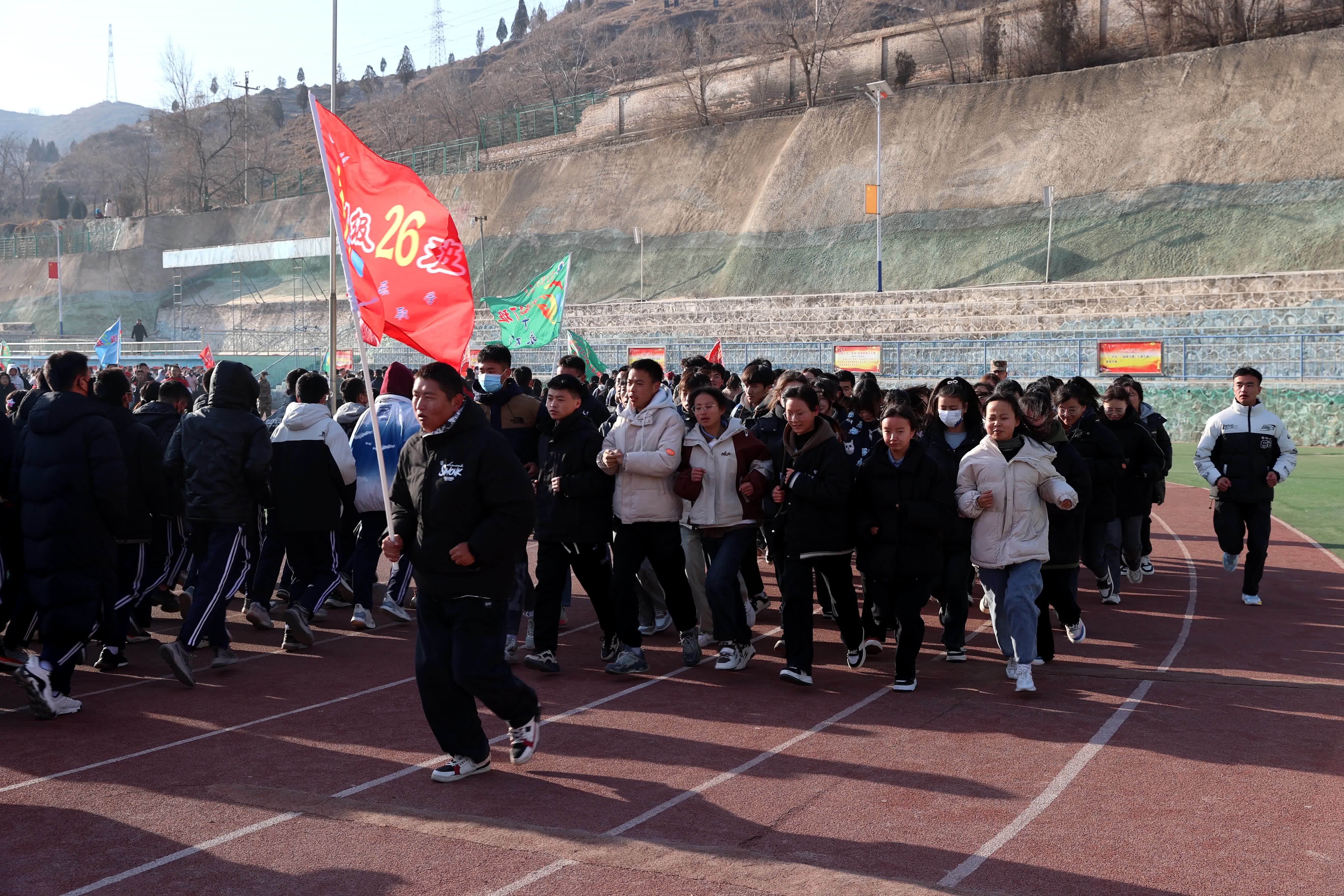 12月26日，民和縣第二中學學生們在操場跑操。（中新社）
