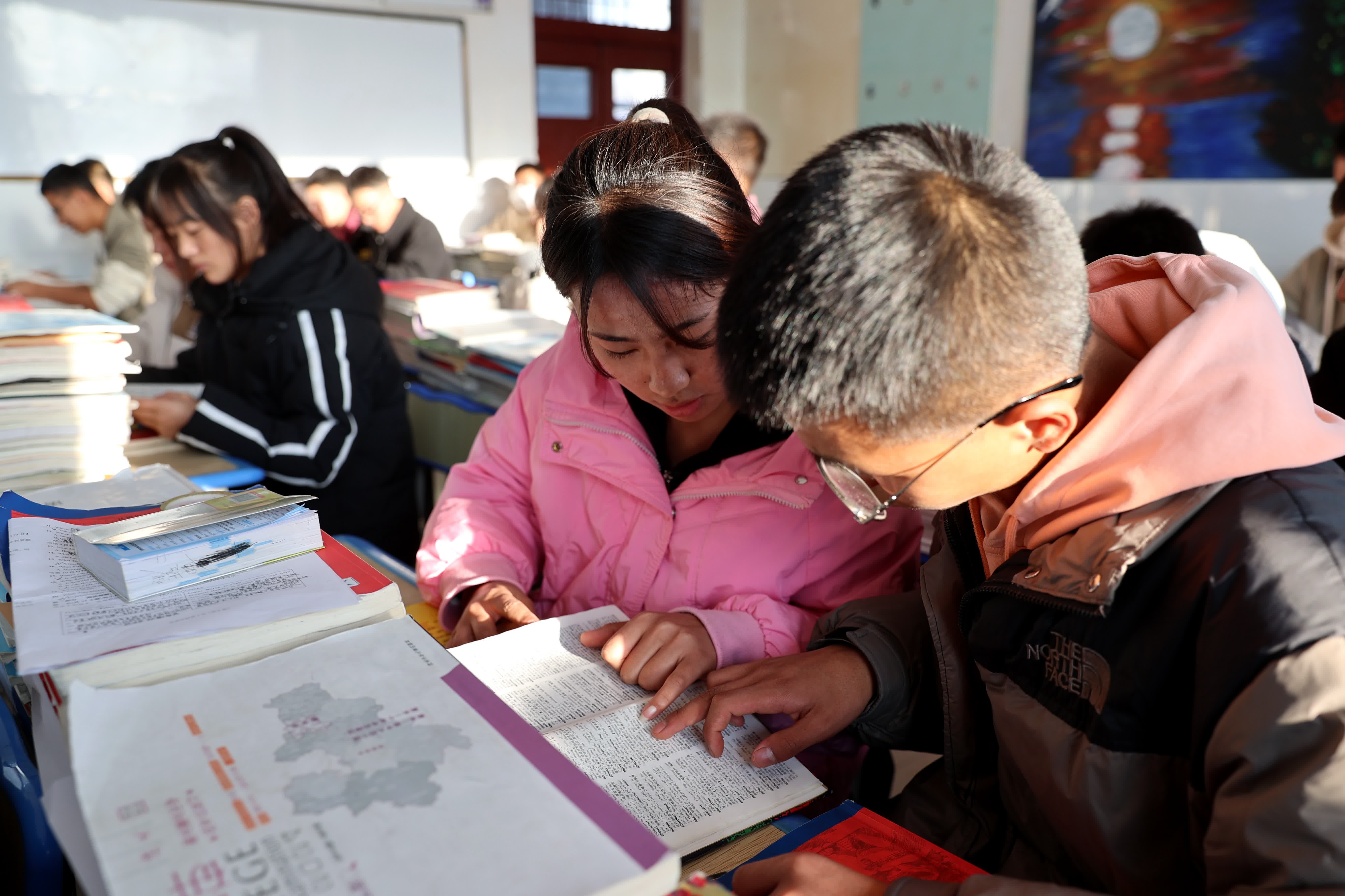 12月26日，民和縣第二中學高三學生在課間交流。（中新社）