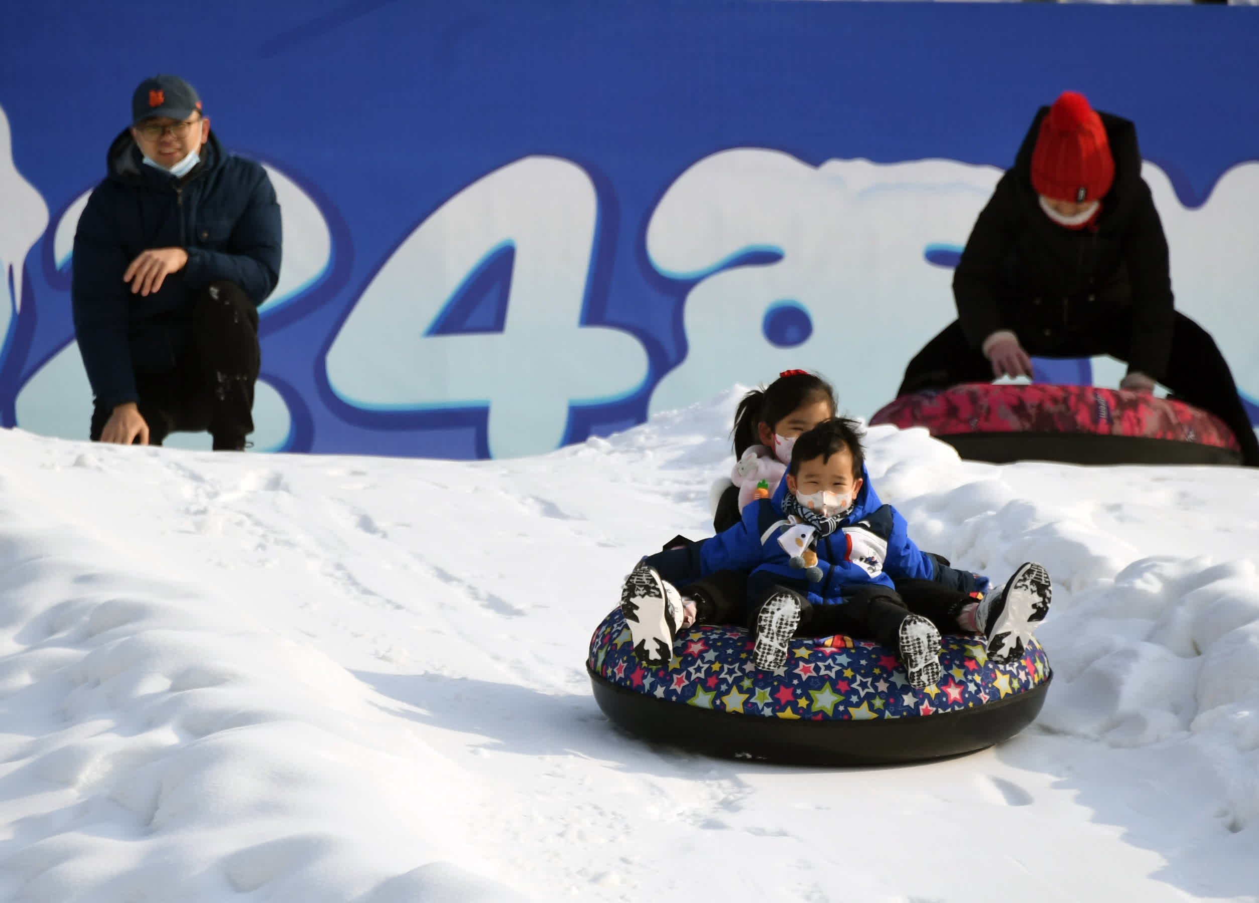 1月1日,小朋友在北京世界公園第三屆北奧探夢趣「雪」「冰」紛嘉年華體驗「雪滑坡」。(新華社) 1月1日,小朋友在北京世界公園第三屆北奧探夢趣「雪」「冰」紛嘉年華體驗「雪滑坡」。(新華社)