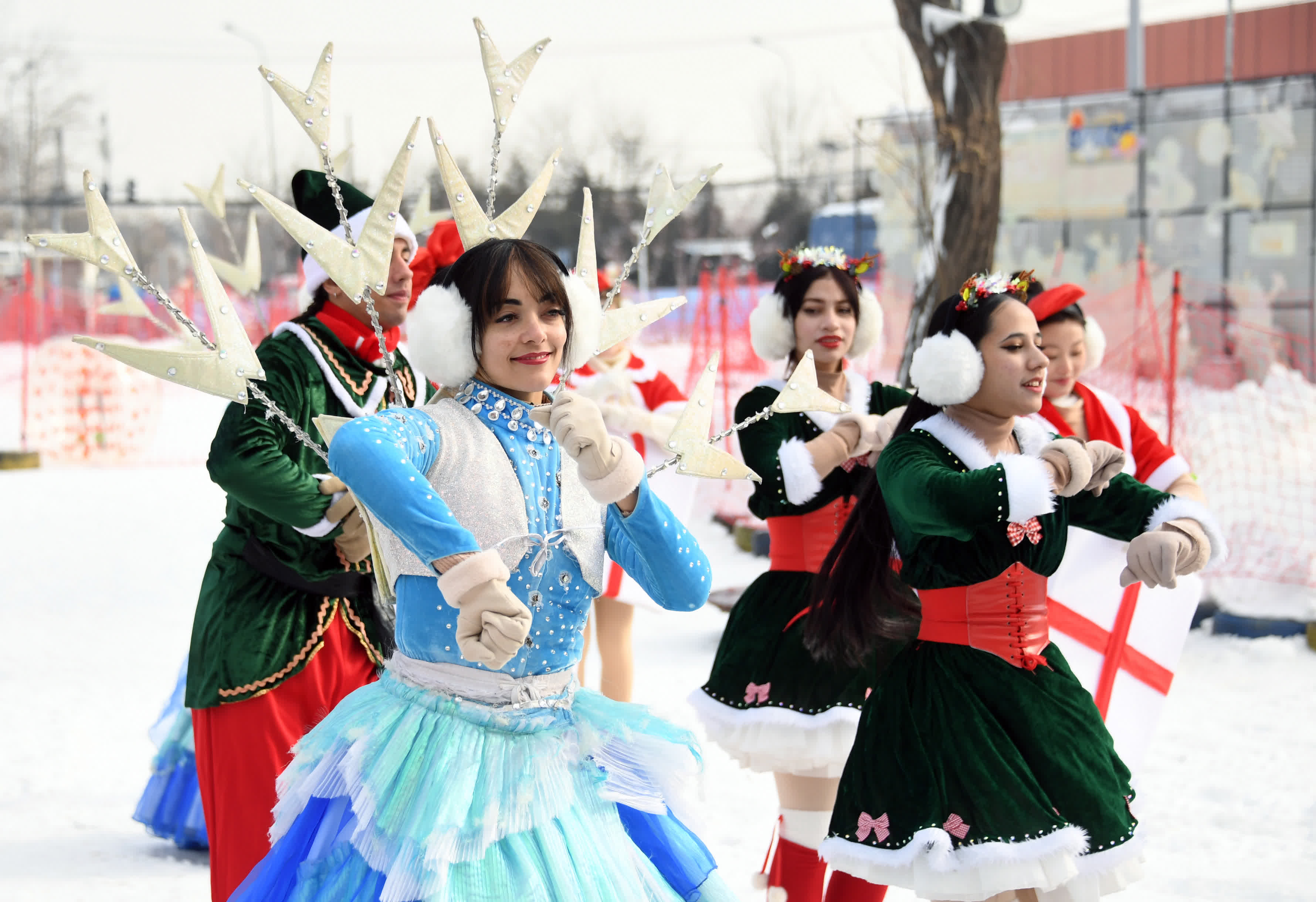 1月1日,演員在北京世界公園第三屆北奧探夢趣「雪」「冰」紛嘉年華表演文藝節目。(新華社) 1月1日,演員在北京世界公園第三屆北奧探夢趣「雪」「冰」紛嘉年華表演文藝節目。(新華社)