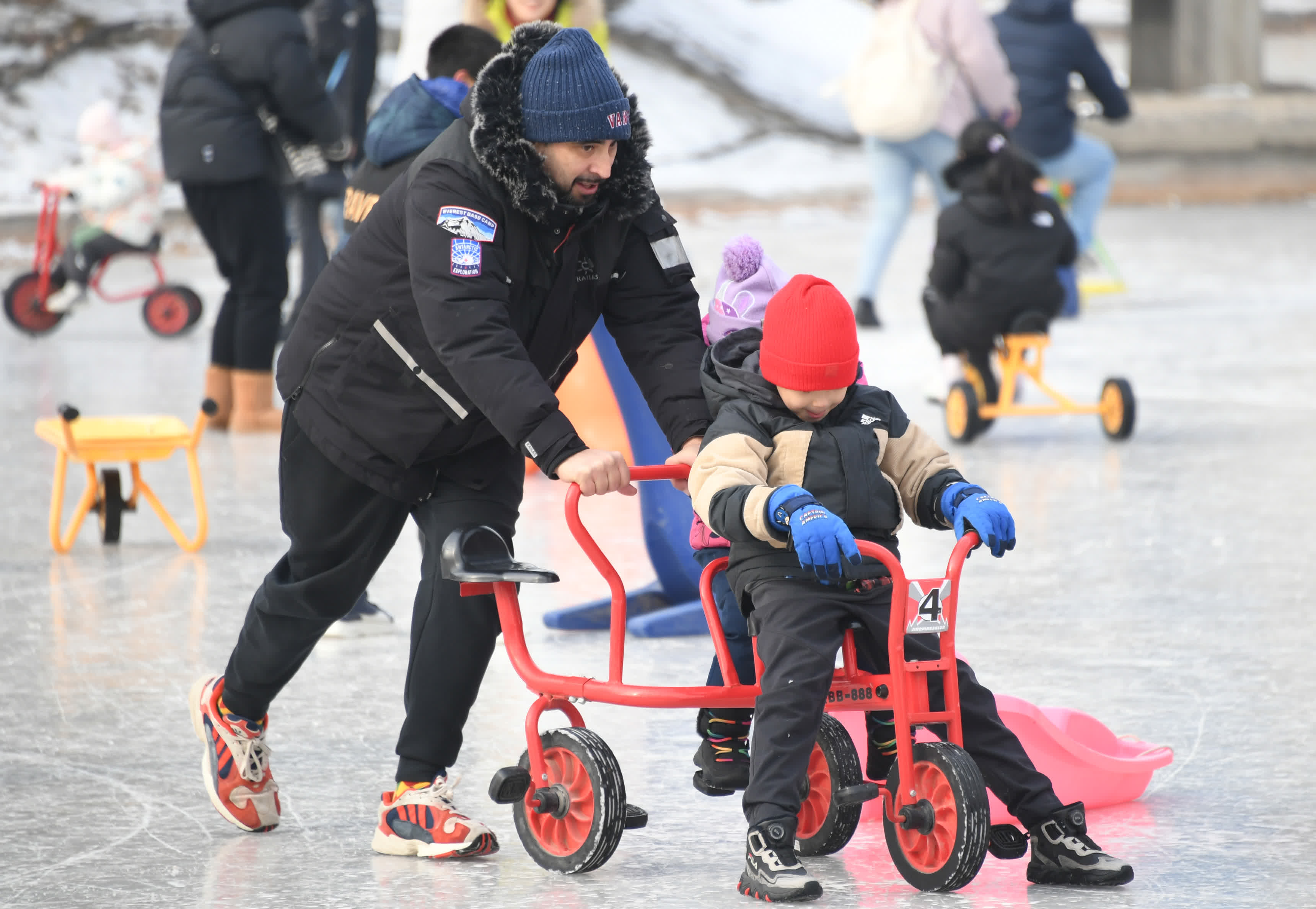 1月1日,遊客在北京世界公園第三屆北奧探夢趣「雪」「冰」紛嘉年華體驗「冰上自行車」。(新華社) 1月1日,遊客在北京世界公園第三屆北奧探夢趣「雪」「冰」紛嘉年華體驗「冰上自行車」。(新華社)