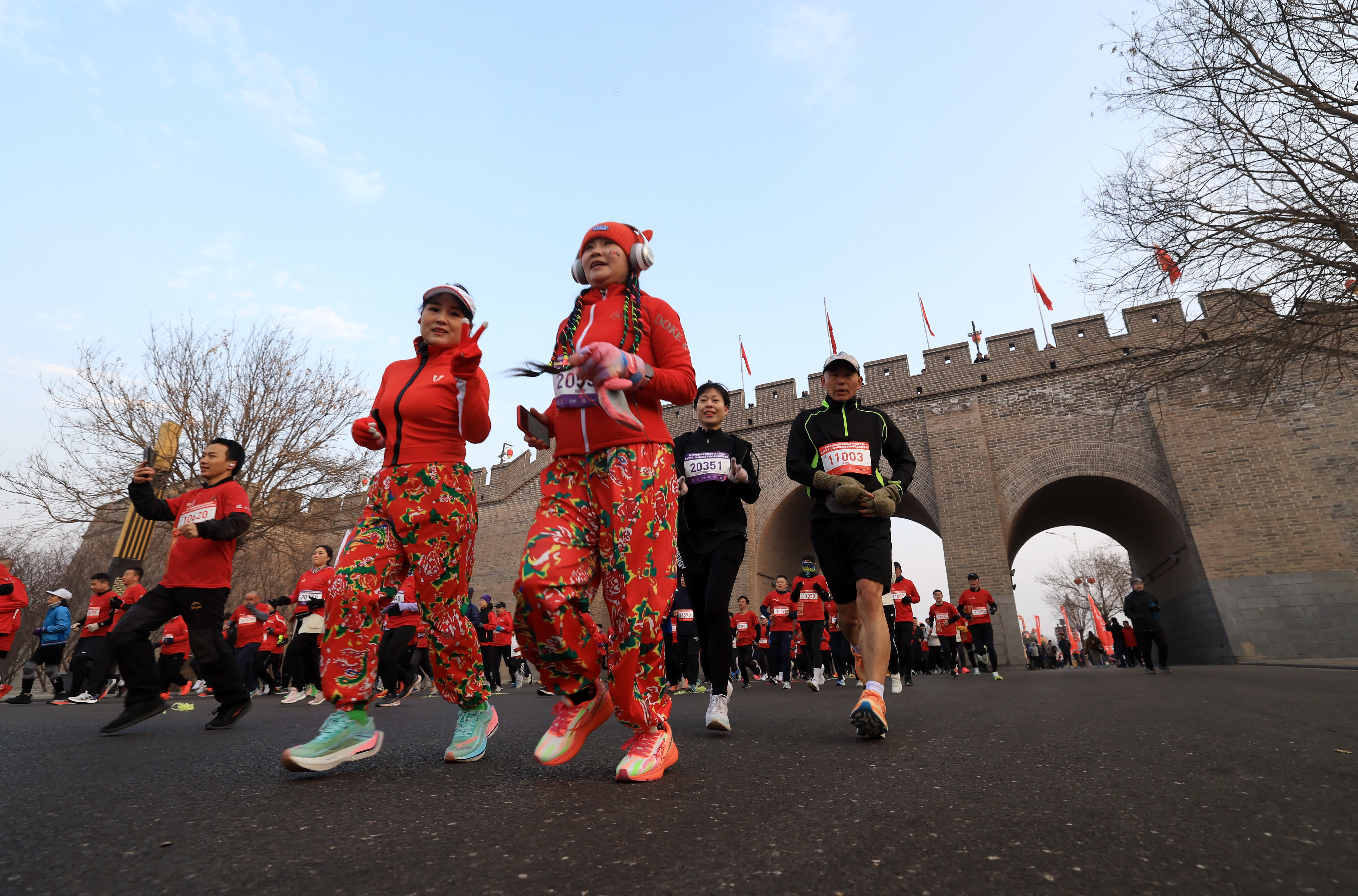1月1日,跑步愛好者在河北正定古城參加元旦長跑比賽。(新華社) 1月1日,跑步愛好者在河北正定古城參加元旦長跑比賽。(新華社)