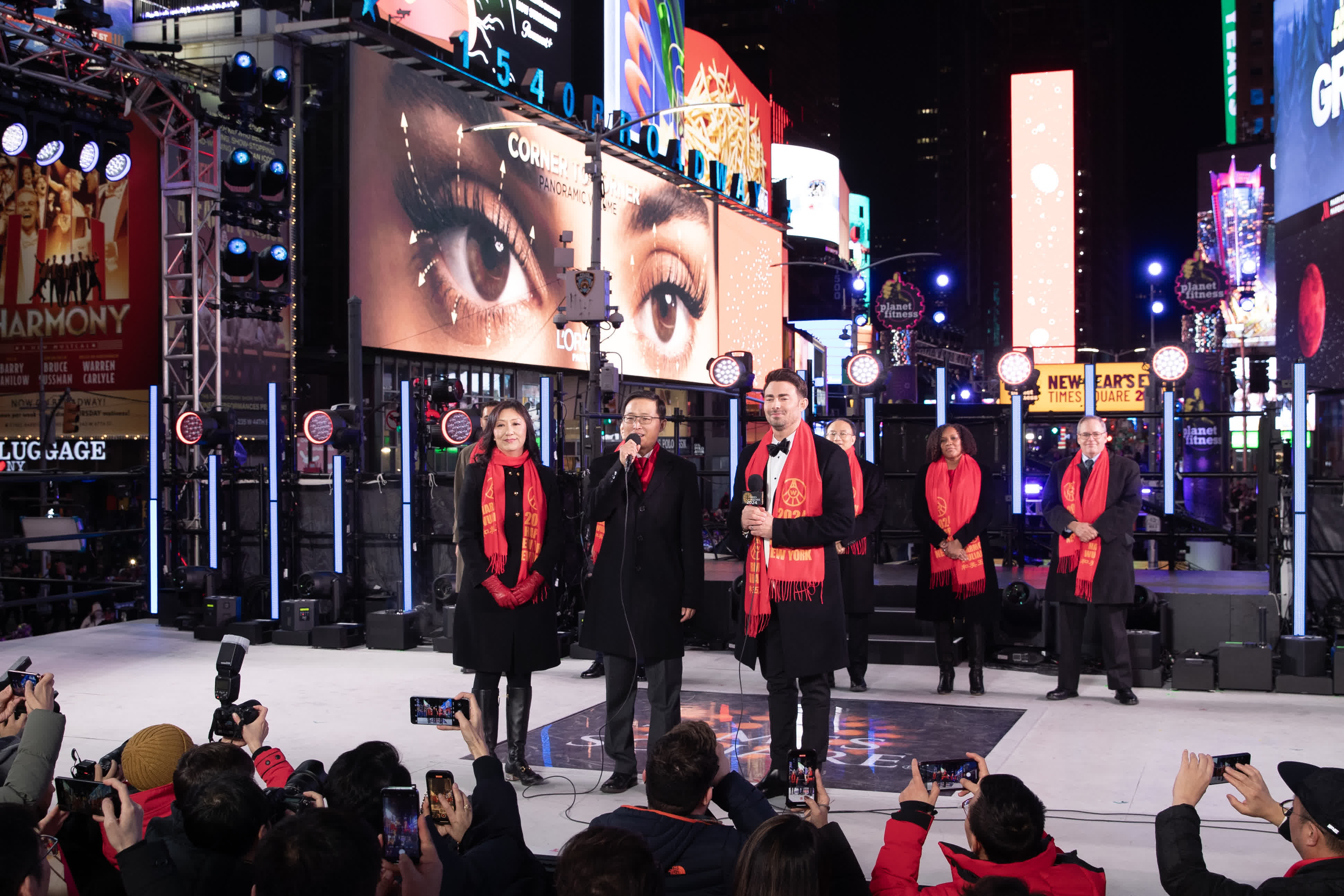 當地時間2023年12月31日，紐約時報廣場舉行新年倒計時慶祝活動，活動開幕慶典以「萬里長江第一城」宜賓及中國酒文化為主題，舞龍獅、俏花旦等中國四川傳統文藝表演相繼登台，結合現場多個大屏幕視頻向紐約民眾展演宜賓的人文風情，展現中國傳統文化和合共生、包容互惠的底蘊。圖為中國駐紐約代總領事錢進出席活動並現場致辭。